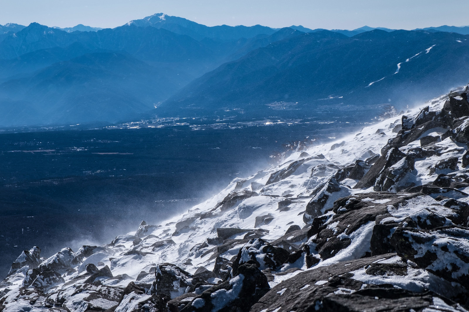 樹氷や八ヶ岳ブルーなど、厳冬期の蓼科山