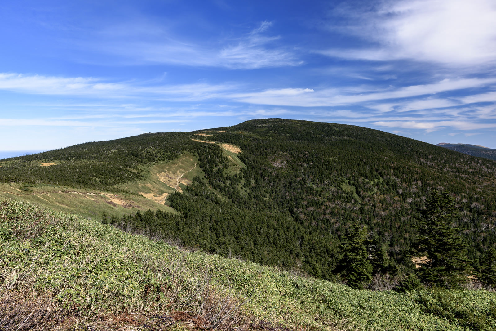 なだらかな稜線 西吾妻山 の写真 フリー素材は ぱくたそ 写真を無料ダウンロード