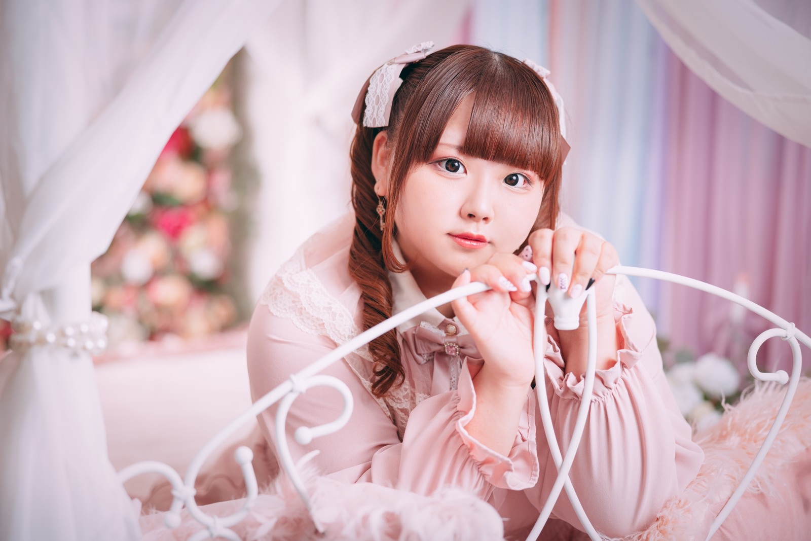 「お姫様チックなぽちゃかわ女子 | フリー素材のぱくたそ」の写真［モデル：あづき］