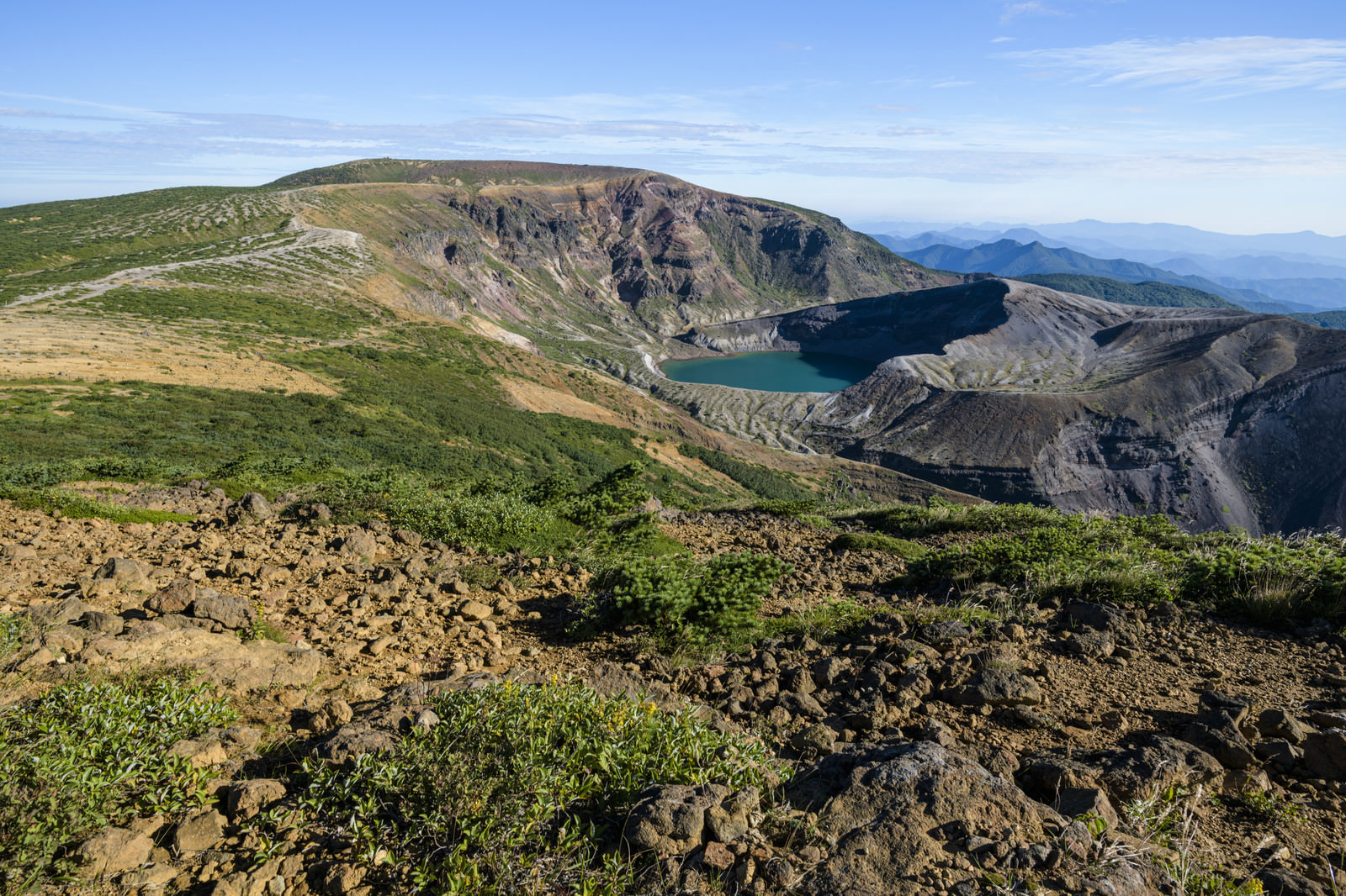 晴天の蔵王の御釜 蔵王山 の写真素材 ぱくたそ