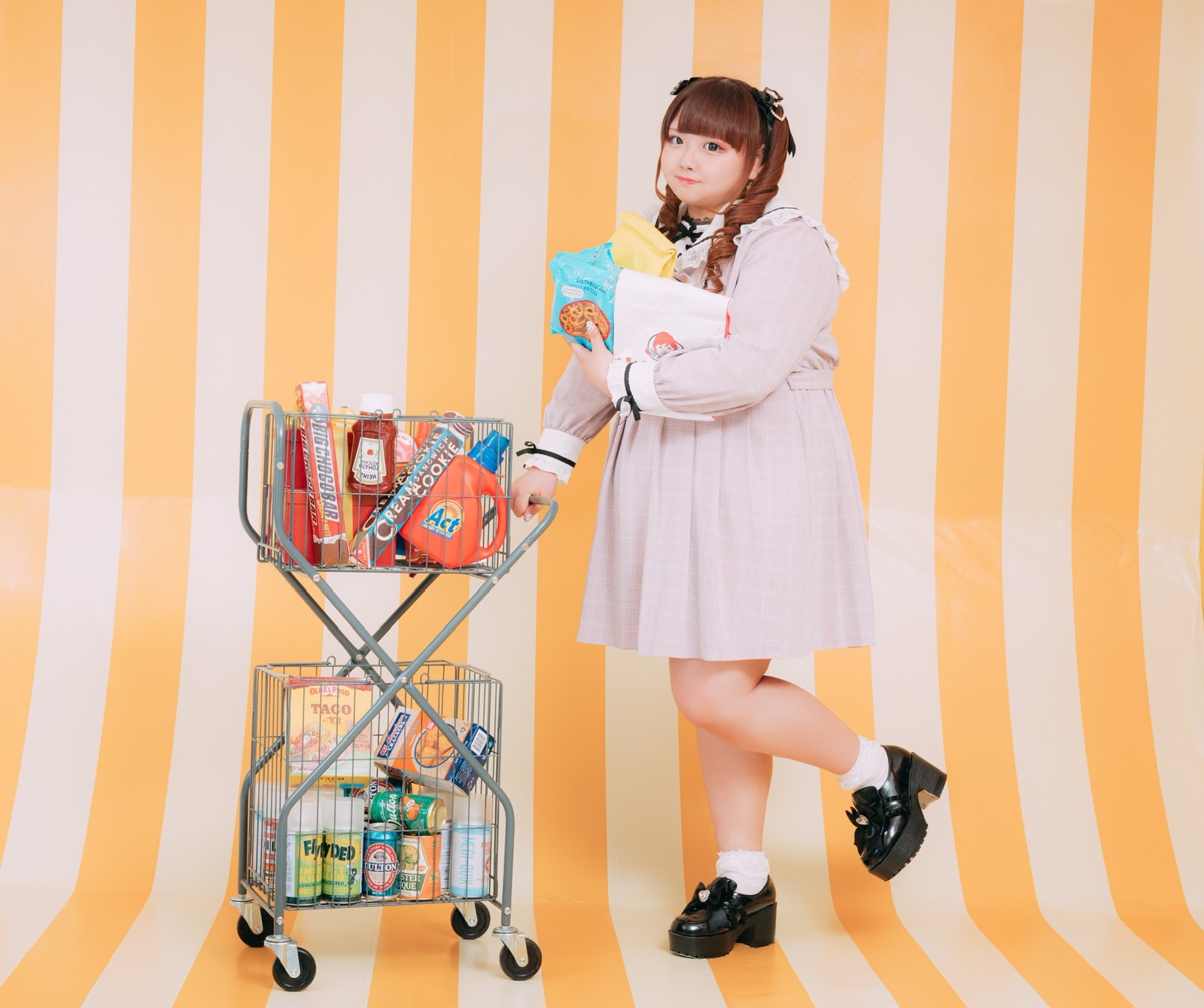 「セールでカートいっぱいになるまで買っちゃった | フリー素材のぱくたそ」の写真［モデル：あづき］