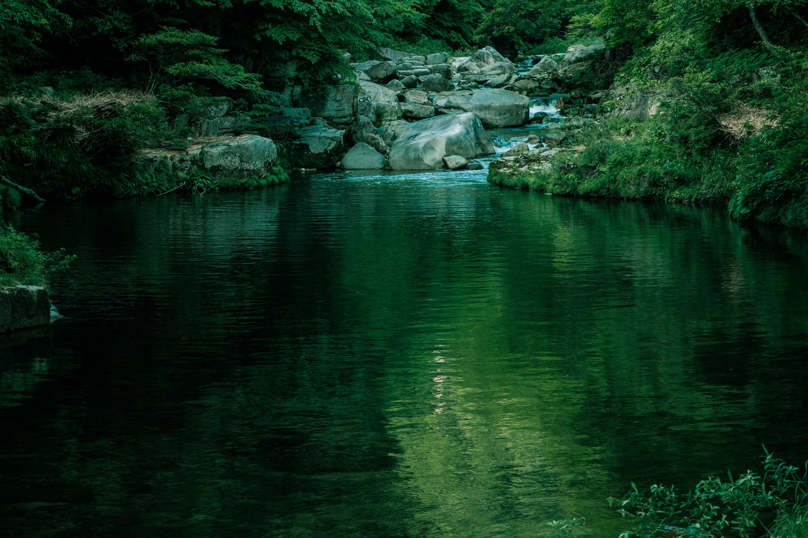 静寂な奥津渓の景観の写真素材 ぱくたそ
