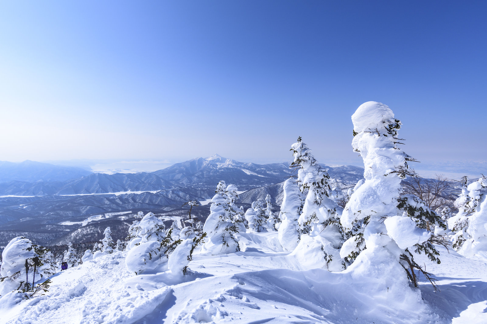 「樹氷の西吾妻山から見る磐梯山（ばんだいさん） | フリー素材のぱくたそ」の写真