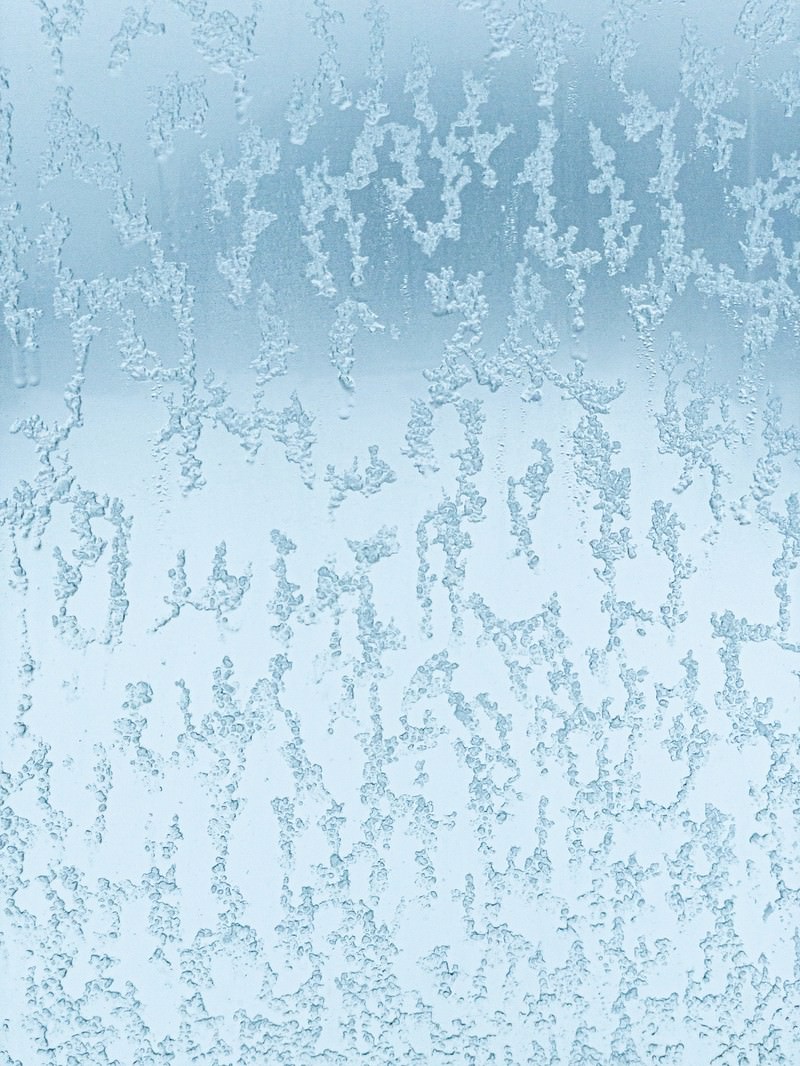「窓ガラスに残る溶けかけた雪のテクスチャー | フリー素材のぱくたそ」の写真