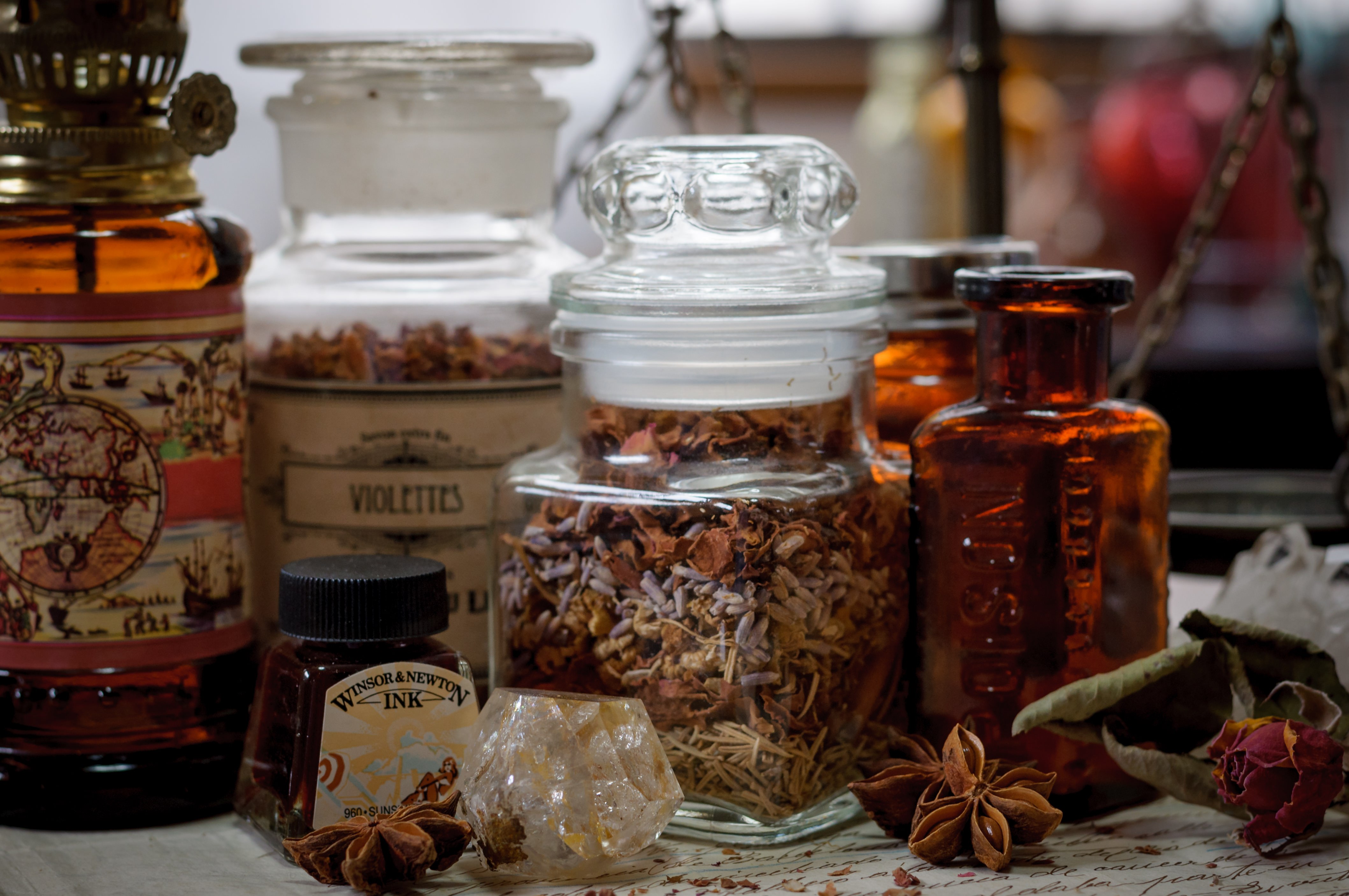 薬瓶が並ぶ魔女の机の写真を無料ダウンロード フリー素材 ぱくたそ 薬瓶が並ぶ魔女の机の写真を無料ダウンロード フリー素材 ぱくたそ