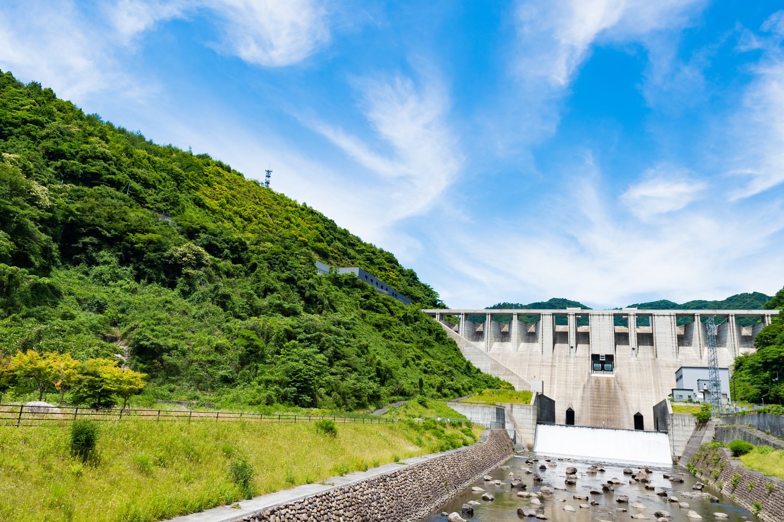 「青空と苫田ダム（鏡野町） | フリー素材のぱくたそ」の写真