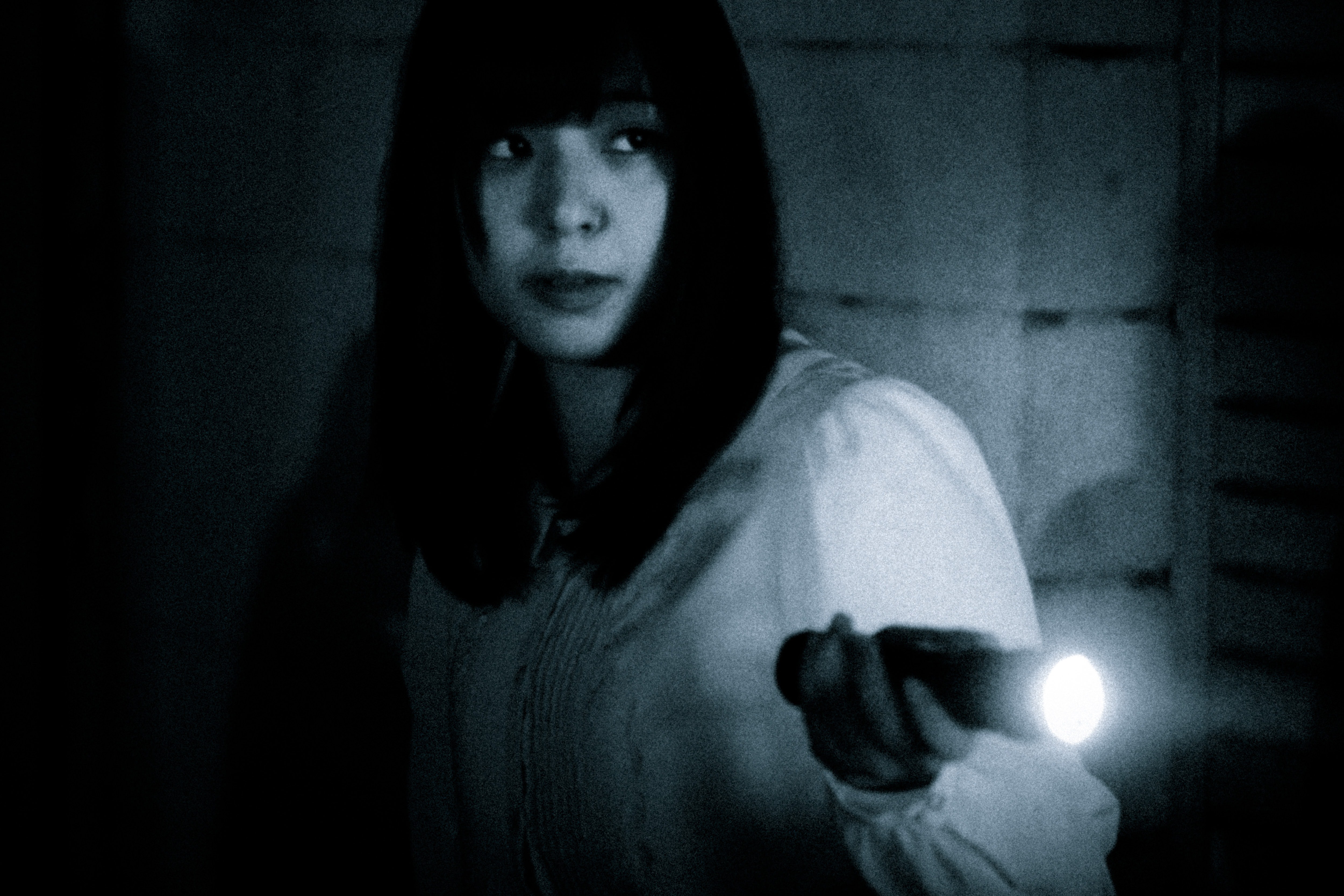 奇妙な音がした方向を懐中電灯で照らすの写真を無料ダウンロード フリー素材 ぱくたそ 奇妙な音がした方向を懐中電灯で照らすの写真を無料ダウンロード フリー素材 ぱくたそ