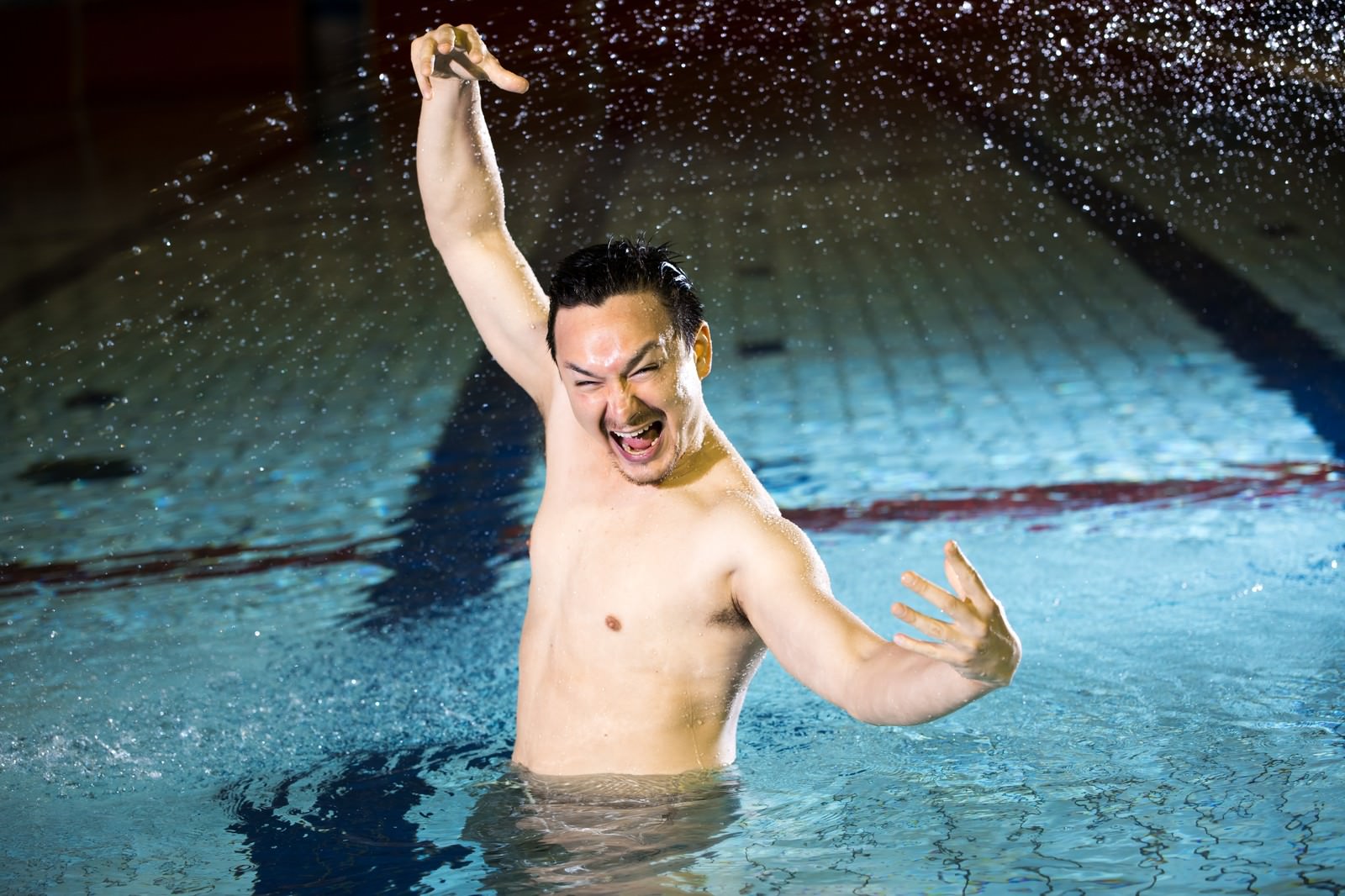 「プールの中で発狂するドイツ人ハーフ | フリー素材のぱくたそ」の写真［モデル：Max_Ezaki］