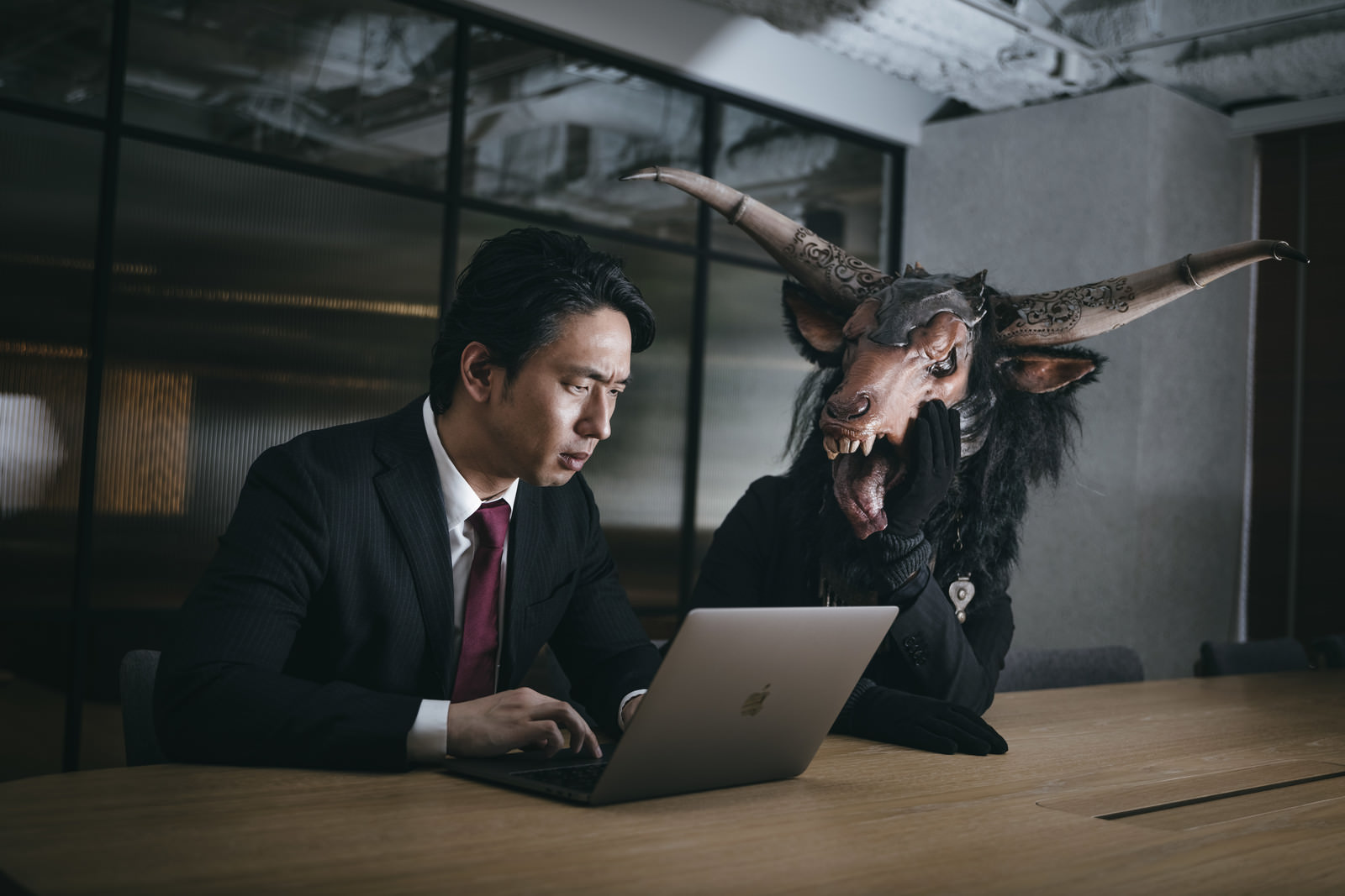 「これ、残業代つかないからね」の写真［モデル：大川竜弥］