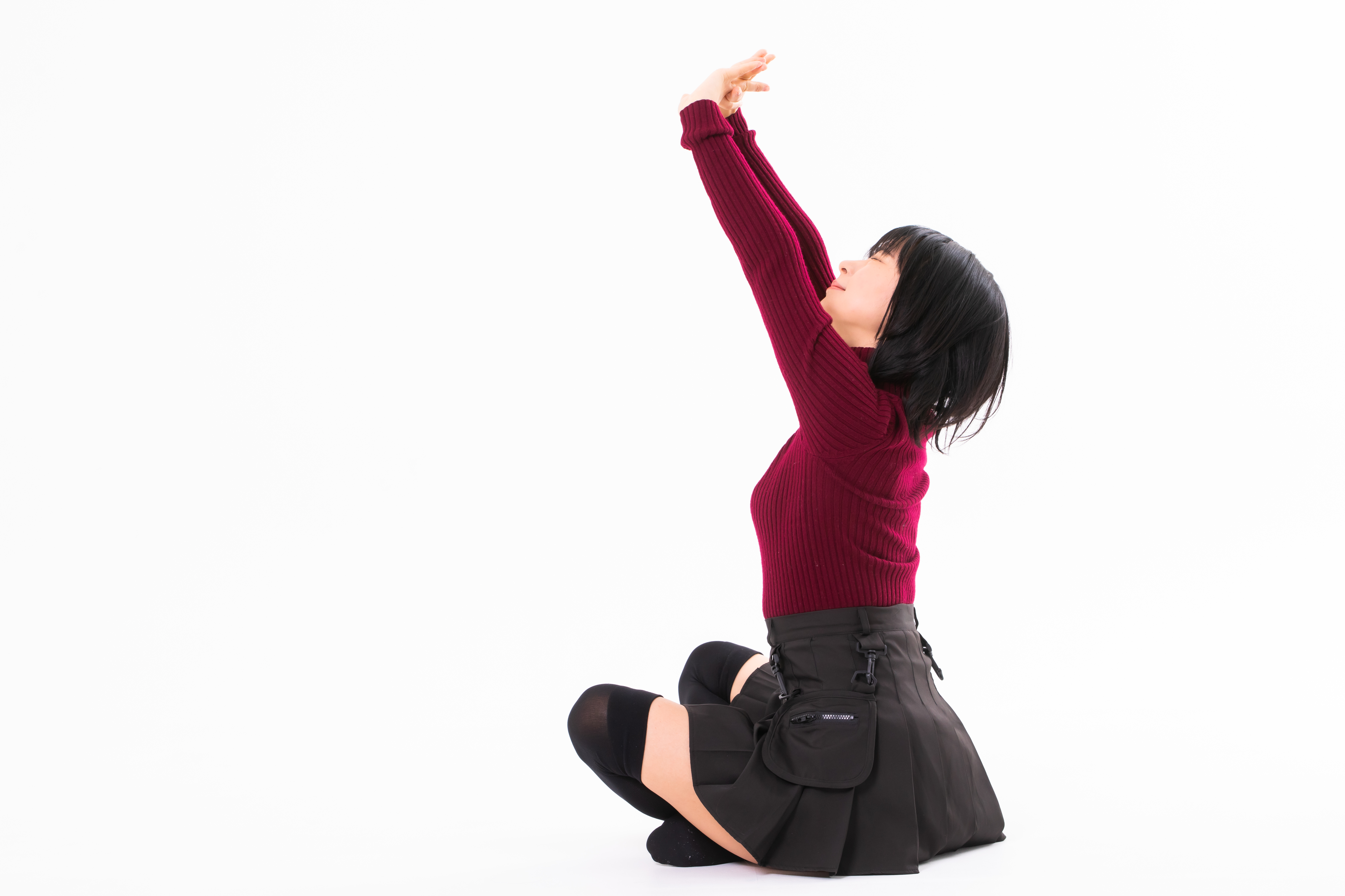 胡坐をかいて伸びをする女性の写真を無料ダウンロード フリー素材 ぱくたそ 胡坐をかいて伸びをする女性の写真を無料ダウンロード フリー素材 ぱくたそ