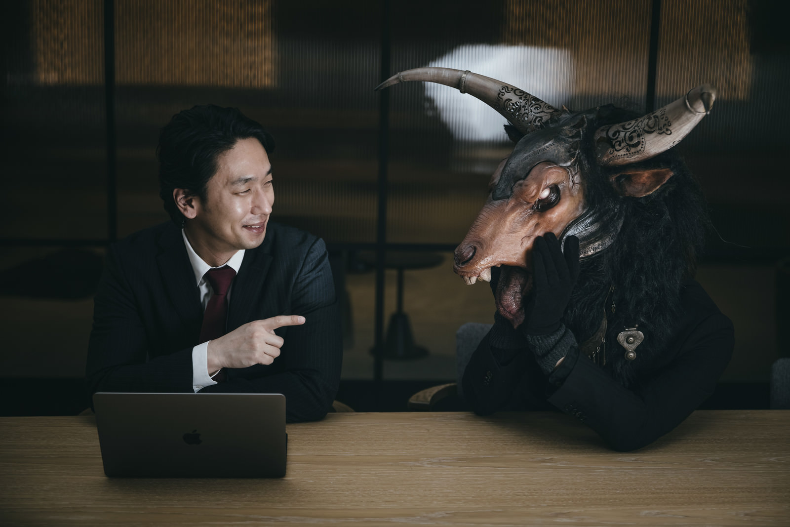 「魔神と談笑する会社員 | フリー素材のぱくたそ」の写真