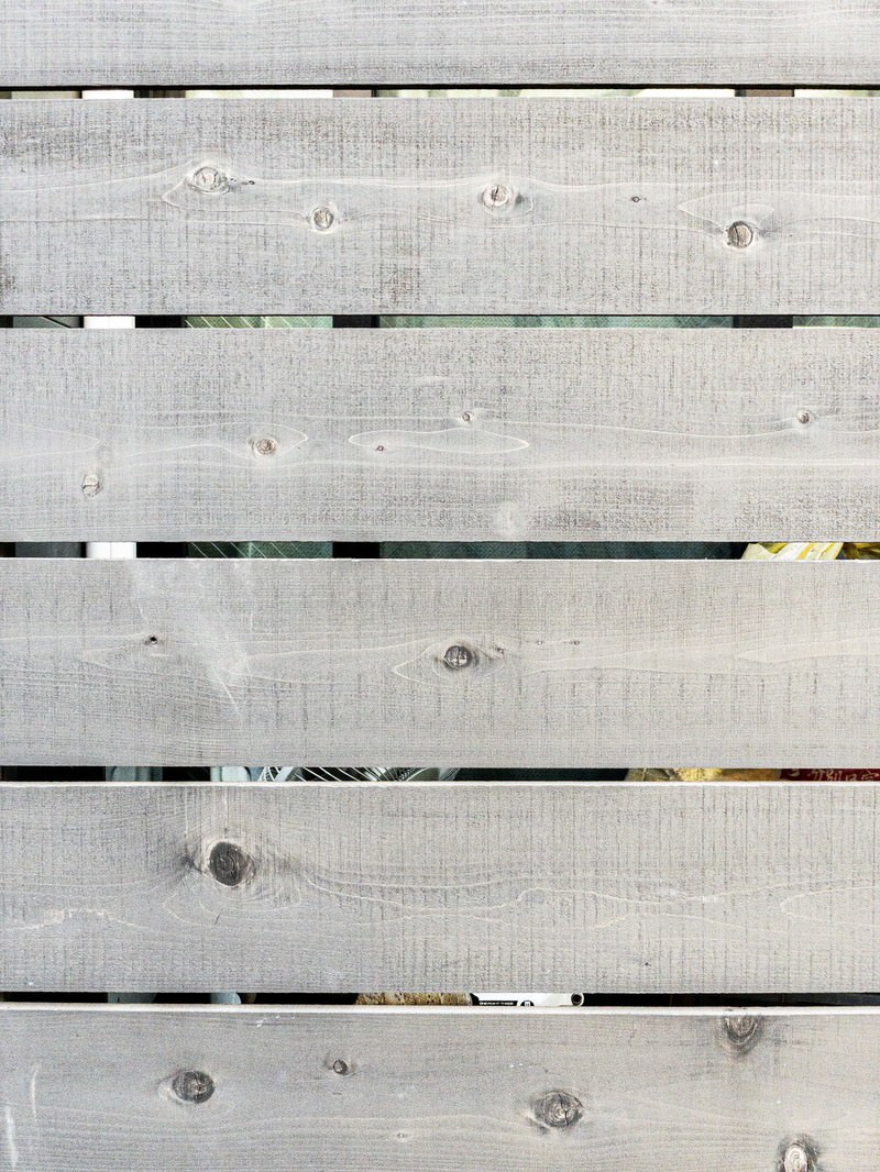 「目隠し用の板の壁のテクスチャー | フリー素材のぱくたそ」の写真