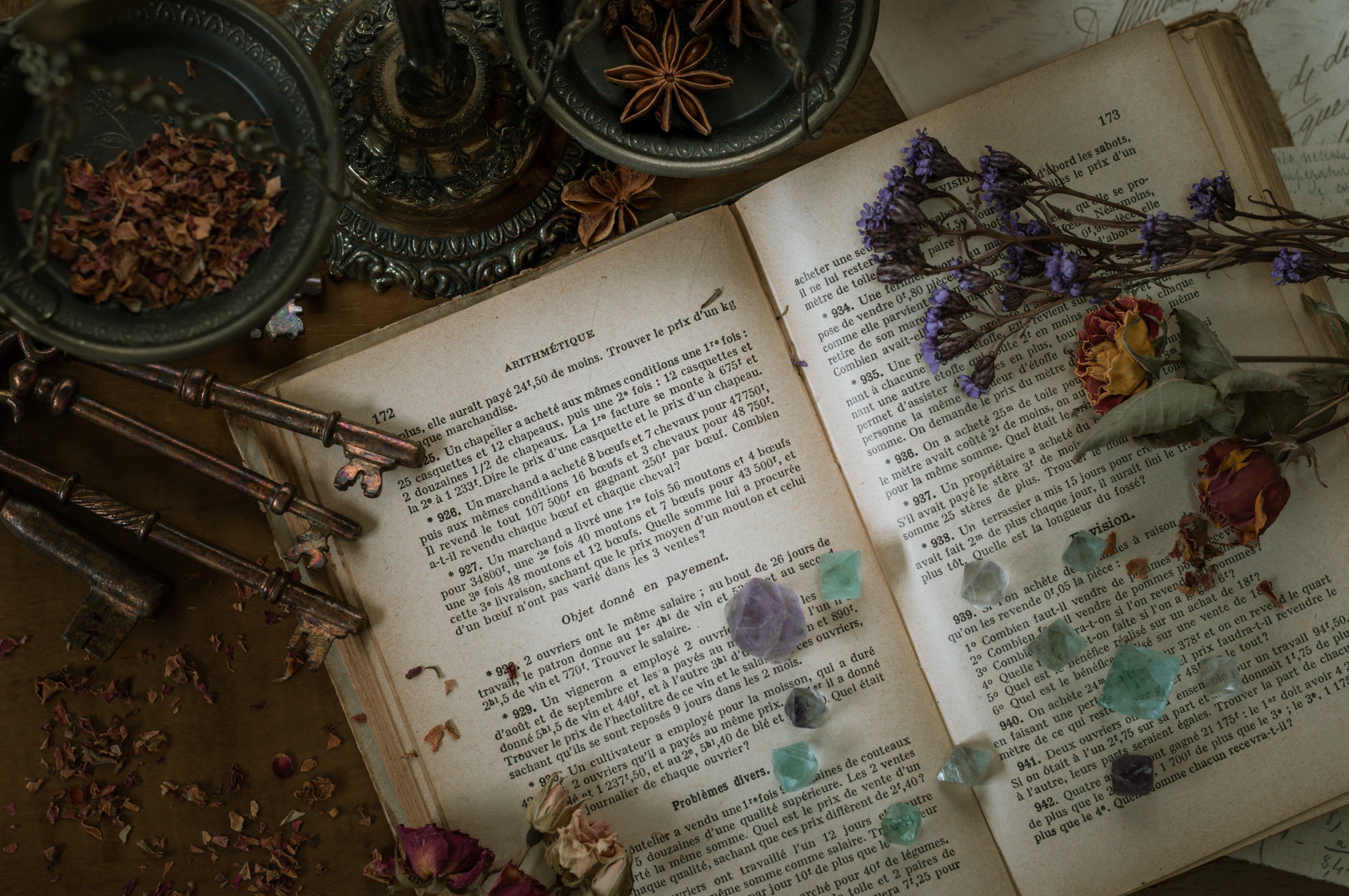 魔女の机 洋書とドライフラワー の写真素材 ぱくたそ