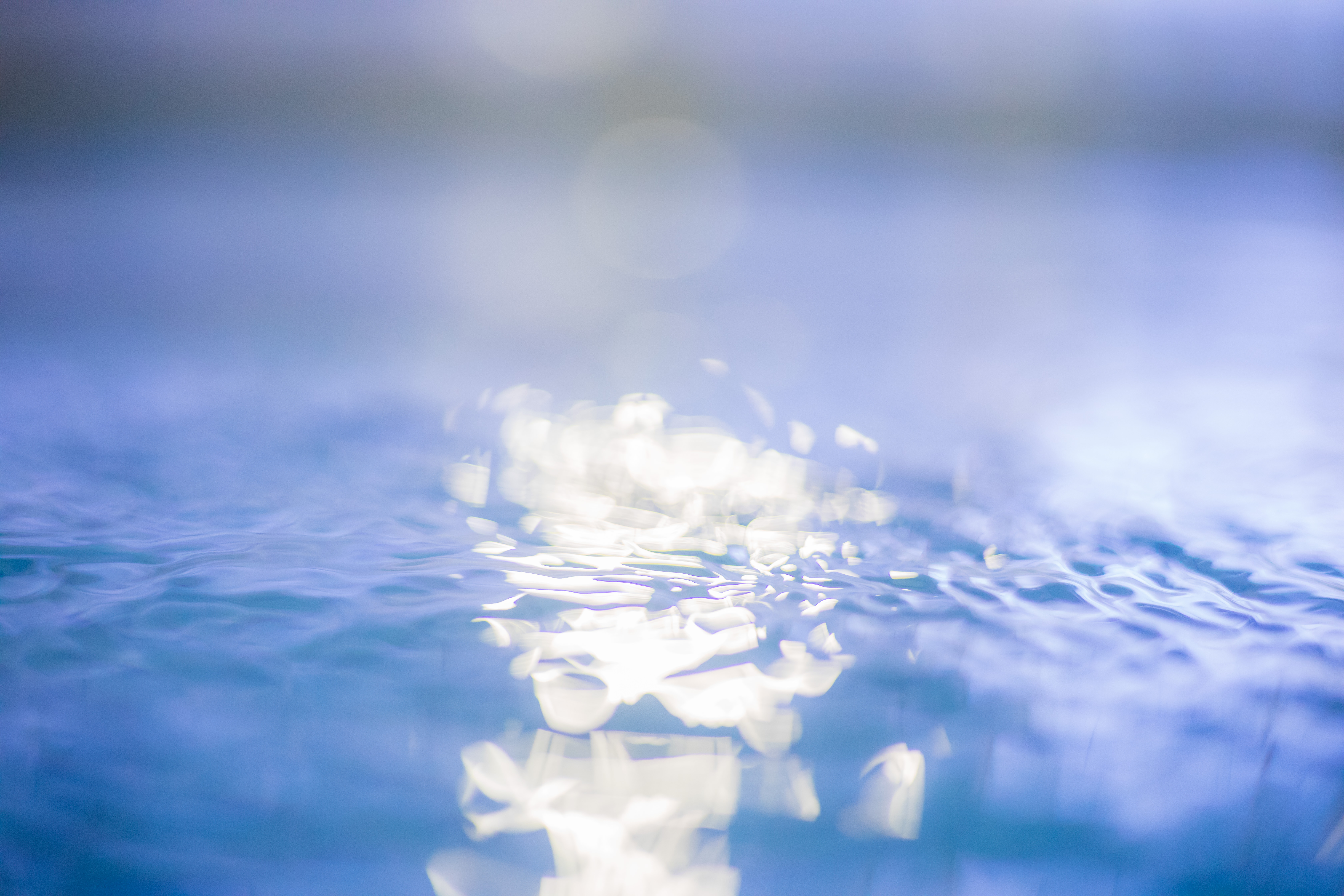 プールの水面の波の写真 画像 を無料ダウンロード フリー素材のぱくたそ