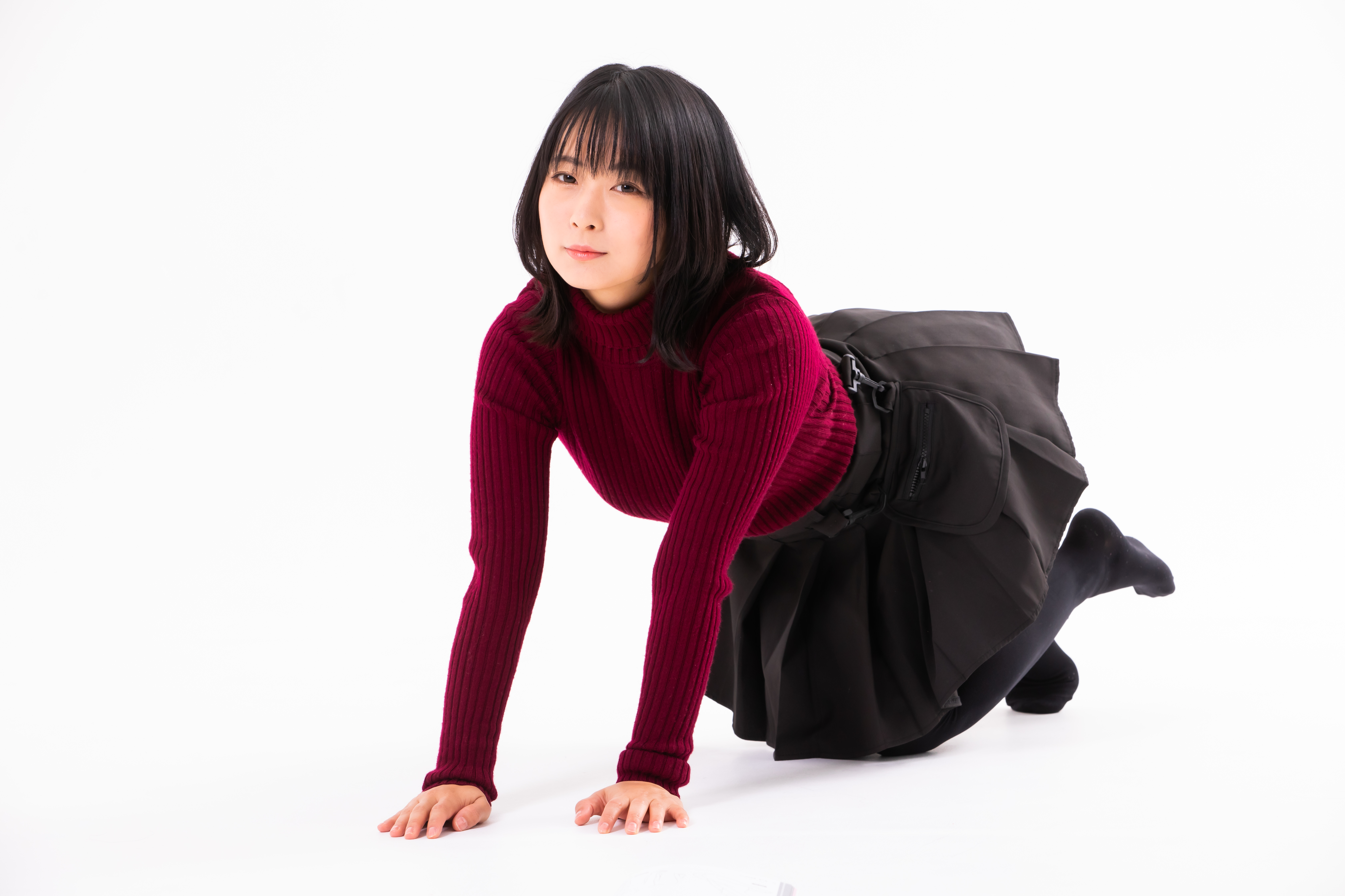 膝をついて近寄ってくる女性の写真を無料ダウンロード フリー素材 ぱくたそ