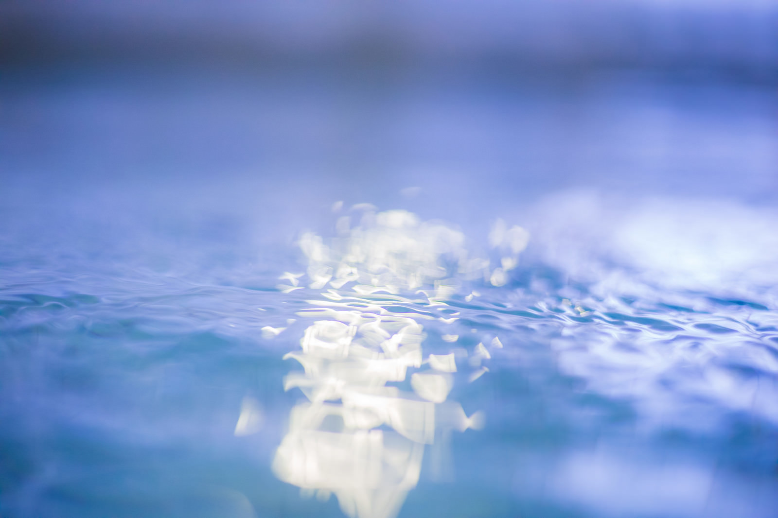 屋内プールの水面の写真 画像 を無料ダウンロード フリー素材のぱくたそ 屋内プールの水面の写真 画像 を無料ダウンロード フリー素材のぱくたそ