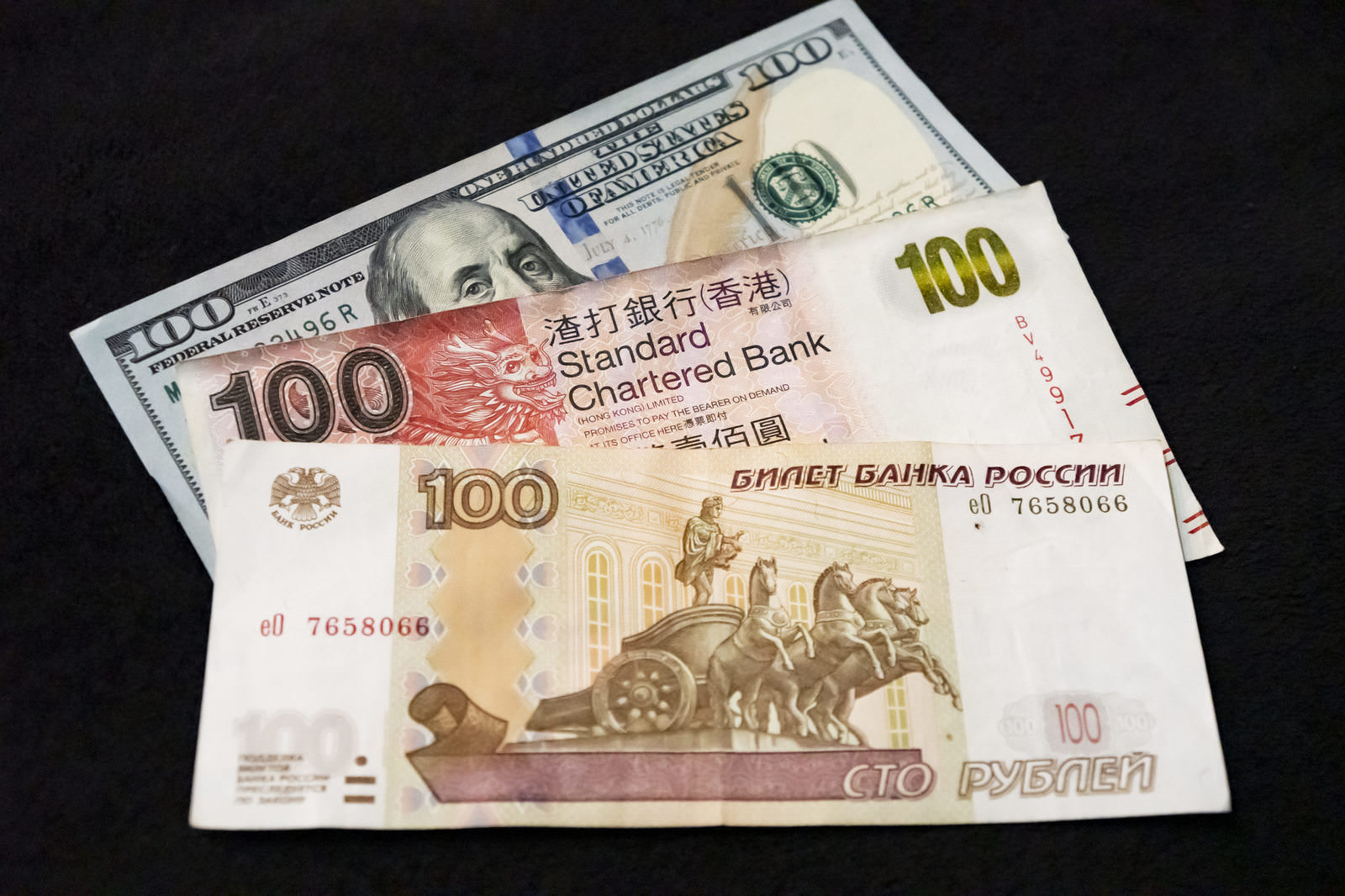 「100露ルーブルと100香港ドルと100米ドル」の写真