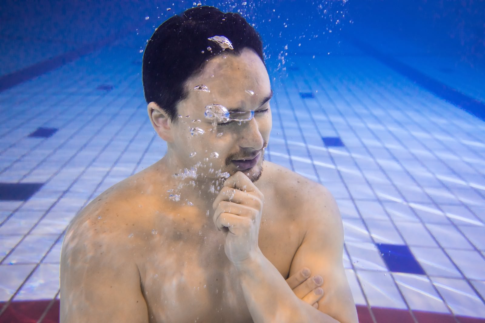 「水中シンキングタイム | フリー素材のぱくたそ」の写真［モデル：Max_Ezaki］