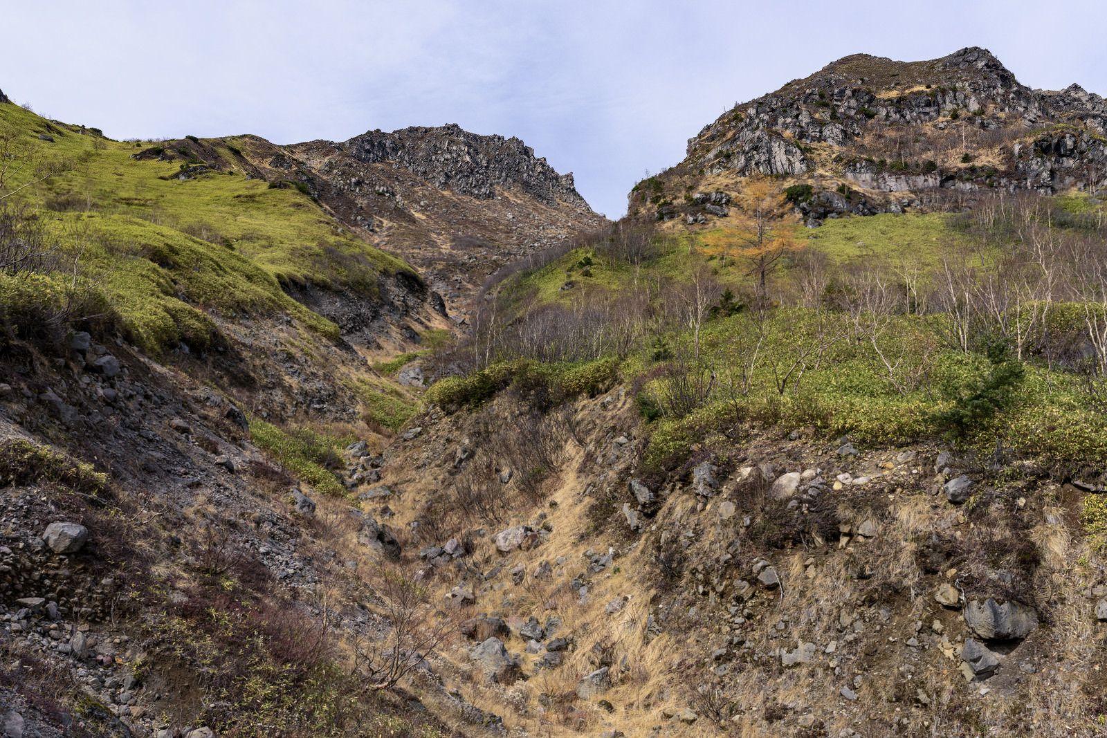 「抉れた谷が伸びる焼岳（やけだけ）」の写真