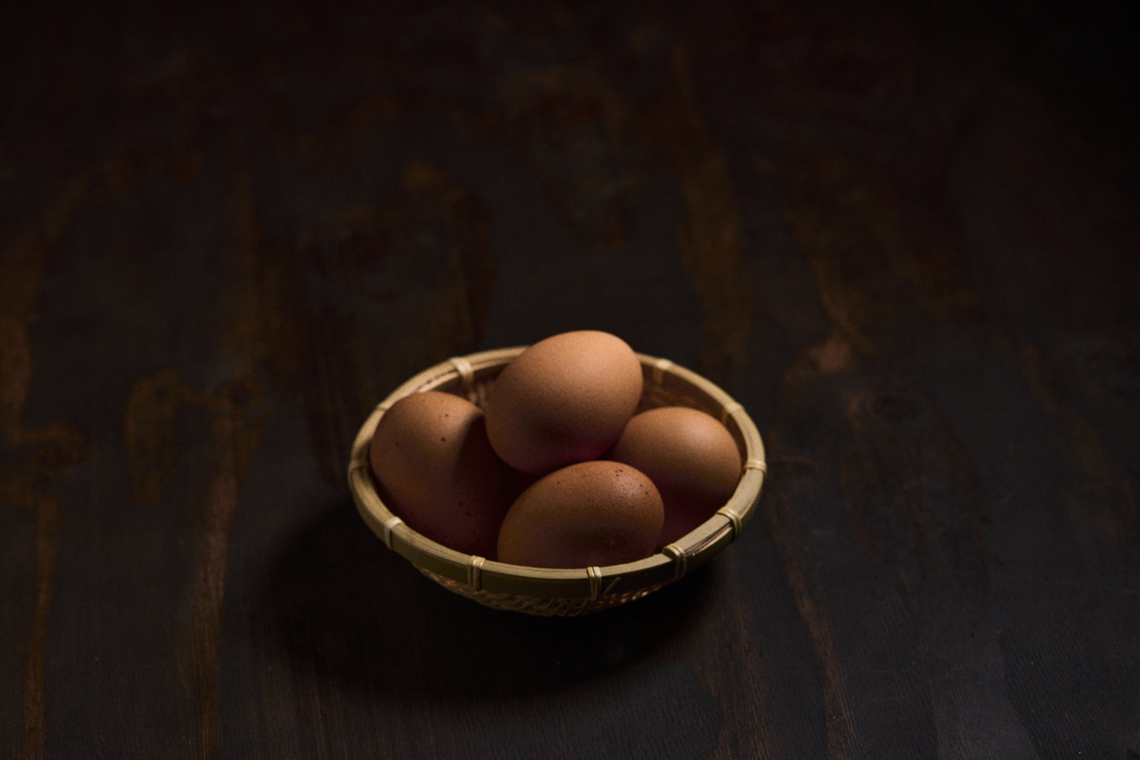 「籠に置かれた数個の卵」の写真