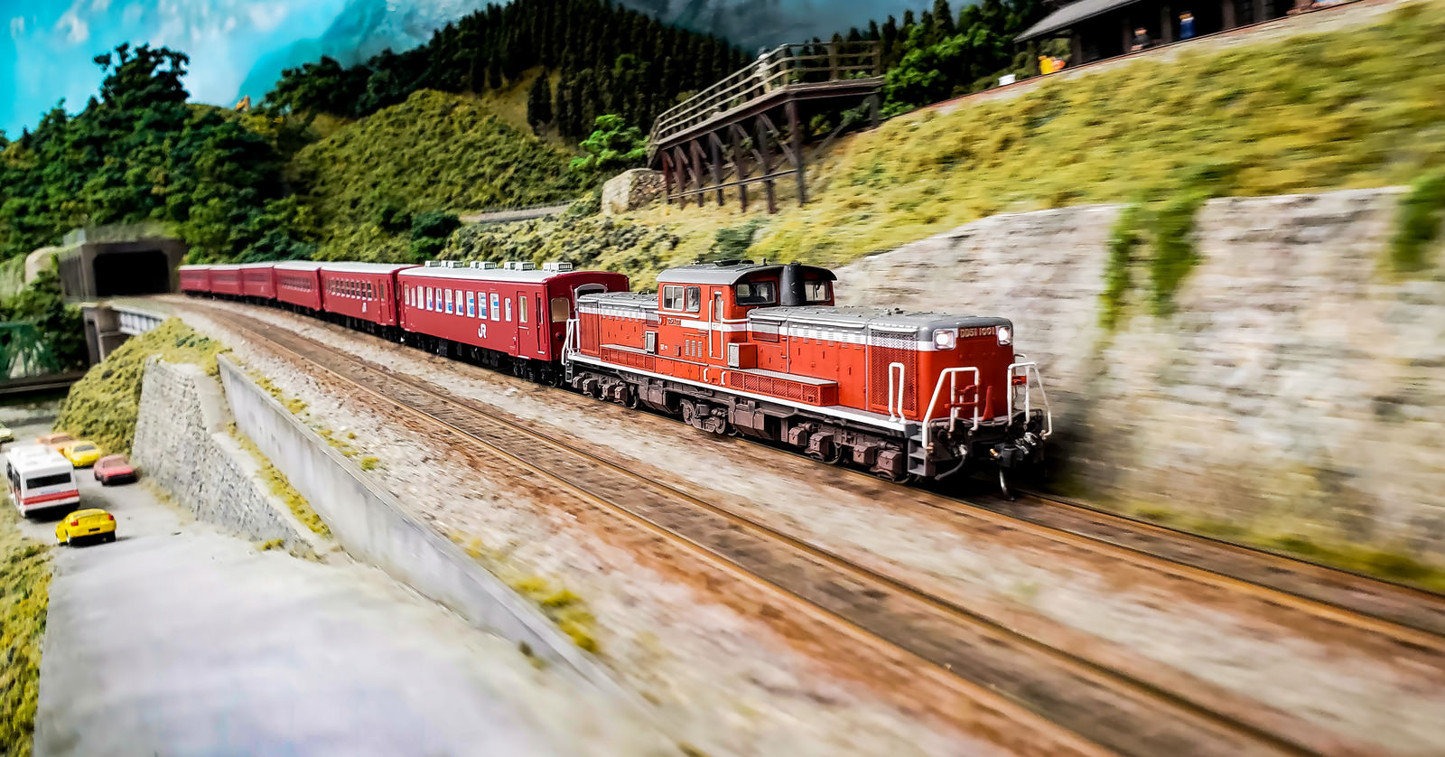 「＃　ＤＤ５１形ディーゼル機関車牽引の５０系 客車列車の模型 | フリー素材のぱくたそ」の写真
