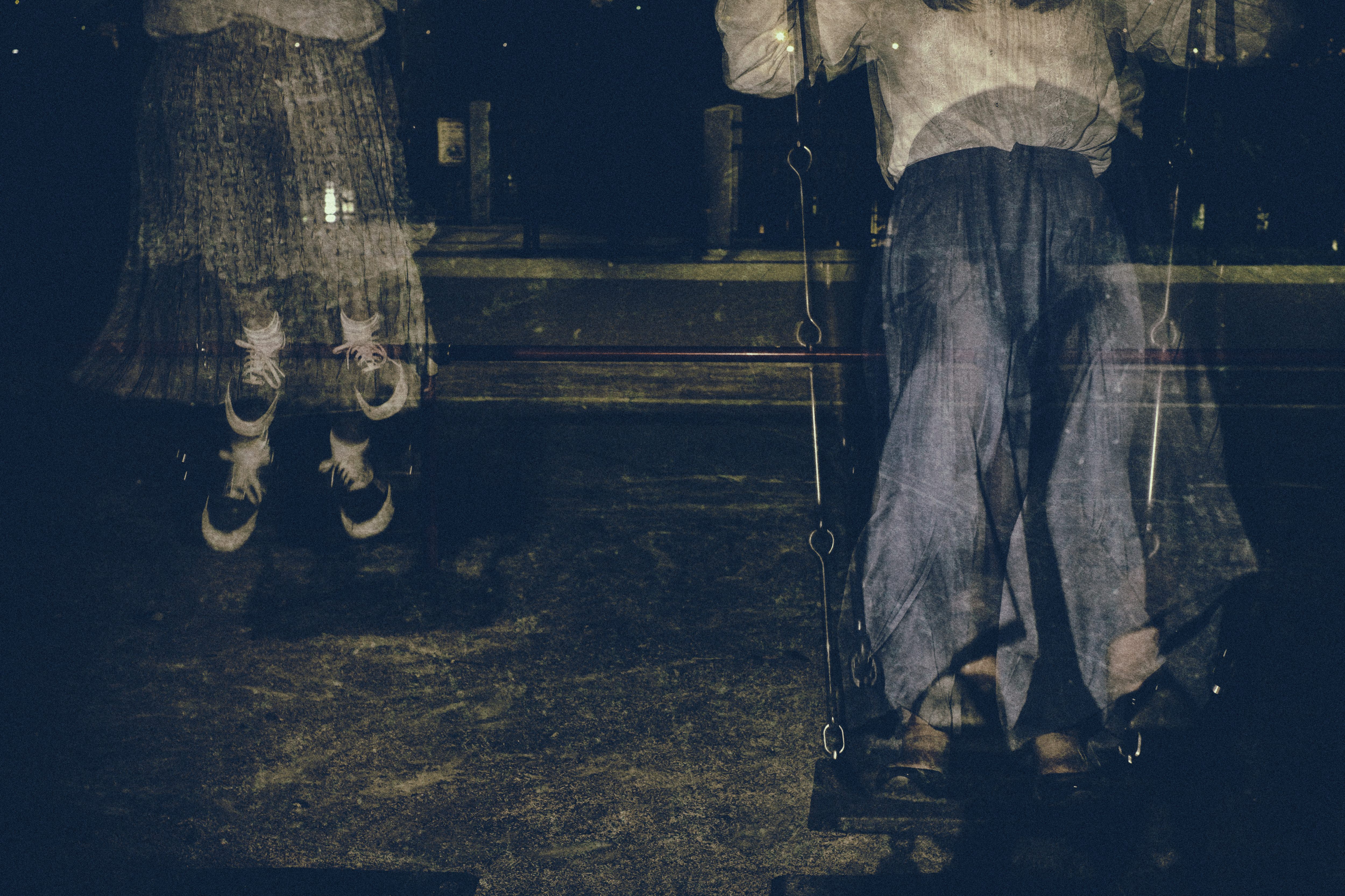 残像とブランコの写真を無料ダウンロード フリー素材 ぱくたそ