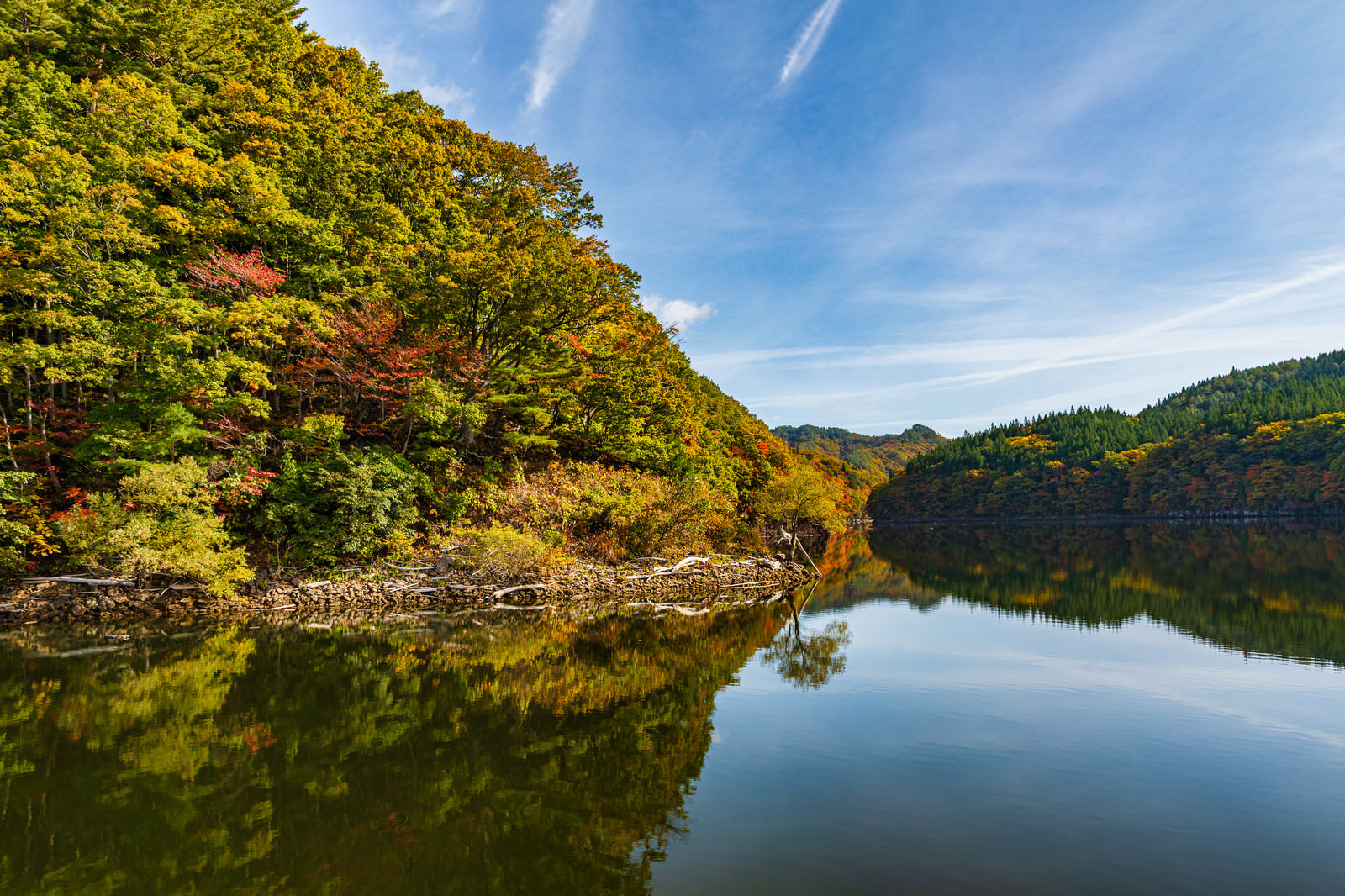 「湖面に映る秋の紅葉（太平湖）」の写真