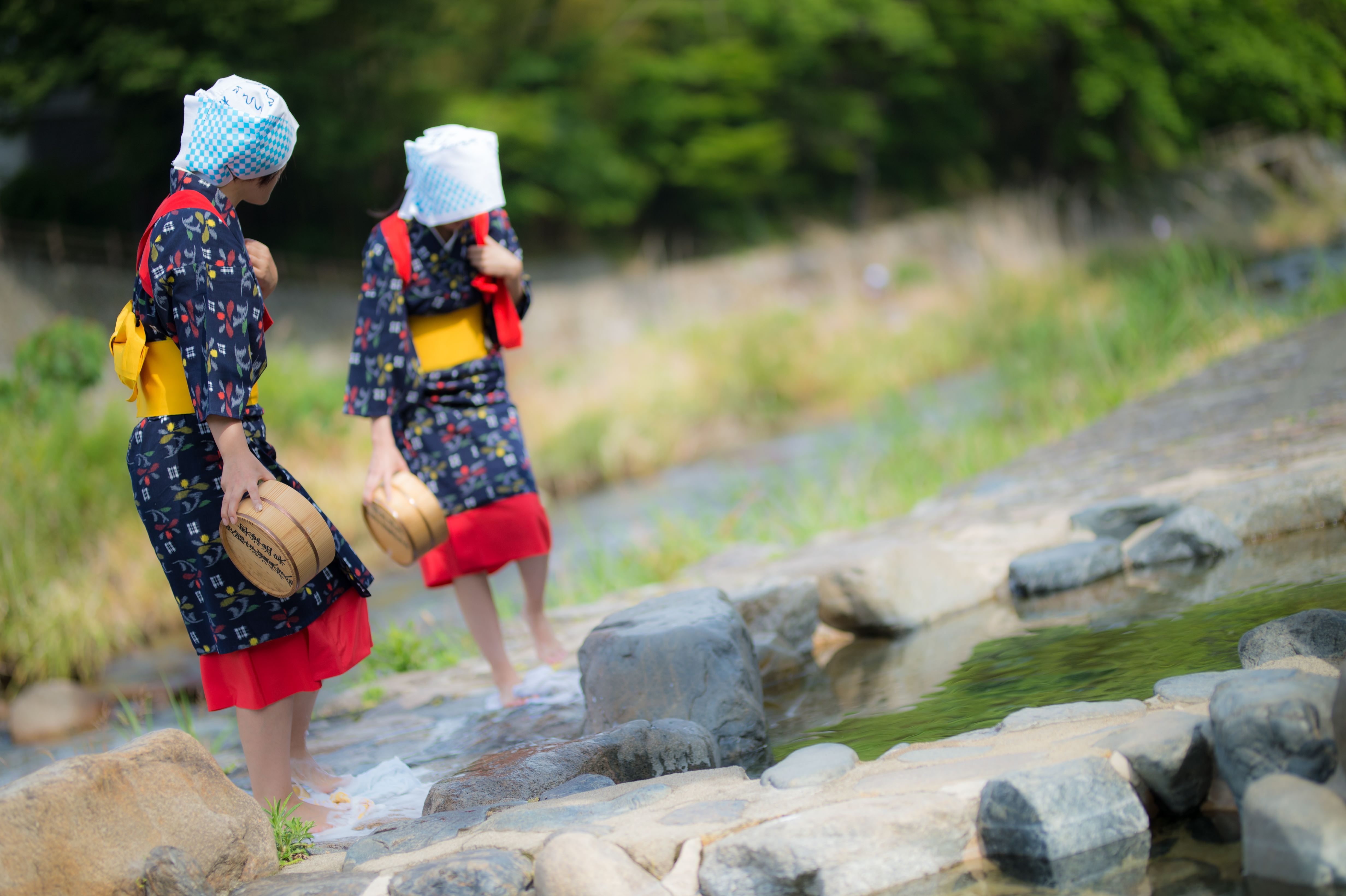 赤い腰巻きと黄色い帯をつけた姉さんがフミフミ洗濯 足踏み洗濯 の写真を無料ダウンロード フリー素材 ぱくたそ 赤い腰巻きと黄色い帯をつけた姉さんがフミフミ洗濯 足踏み洗濯 の写真を無料ダウンロード フリー素材 ぱくたそ