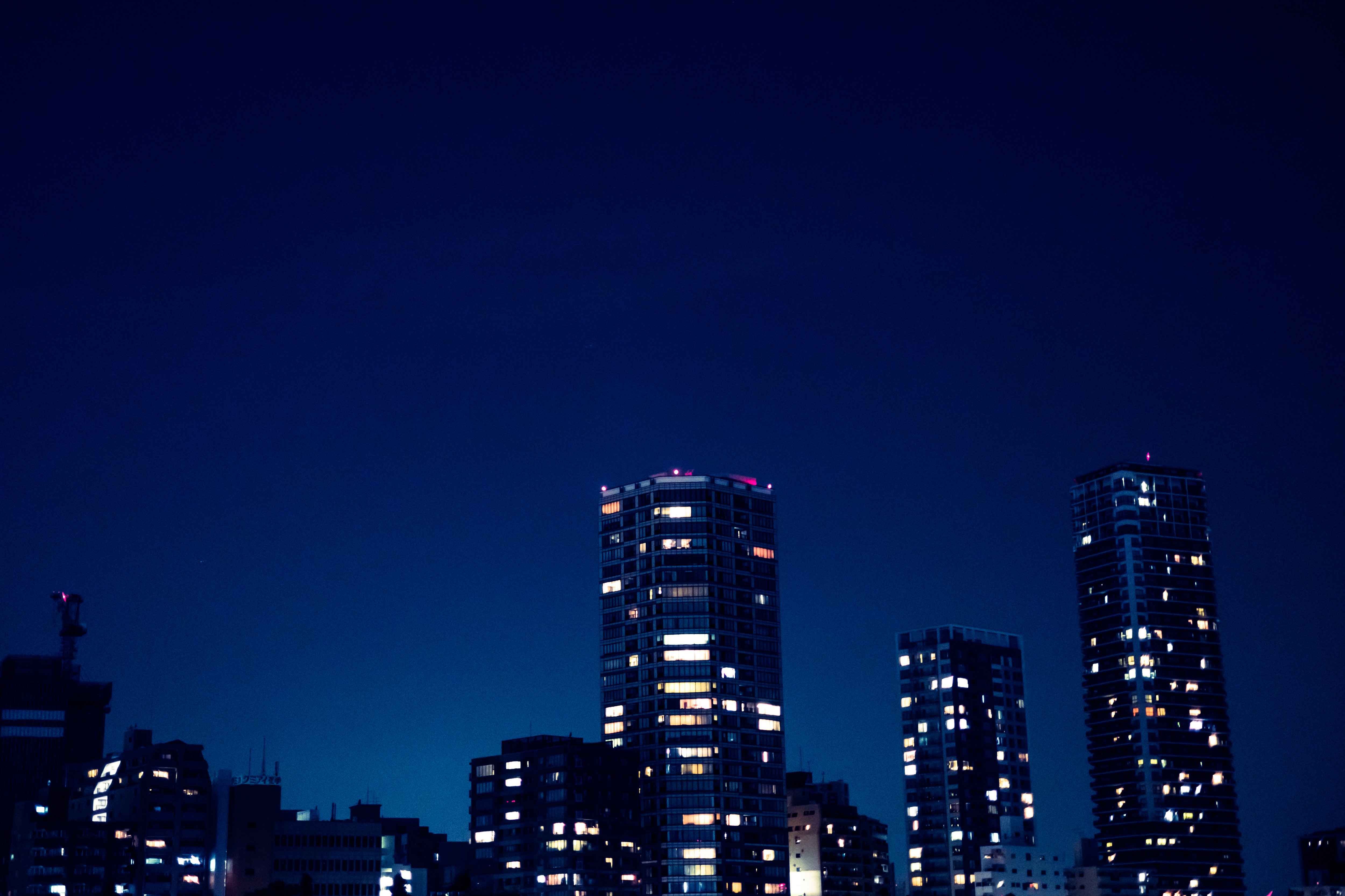 部屋の明かりがまばらな高層マンションの写真素材 ぱくたそ