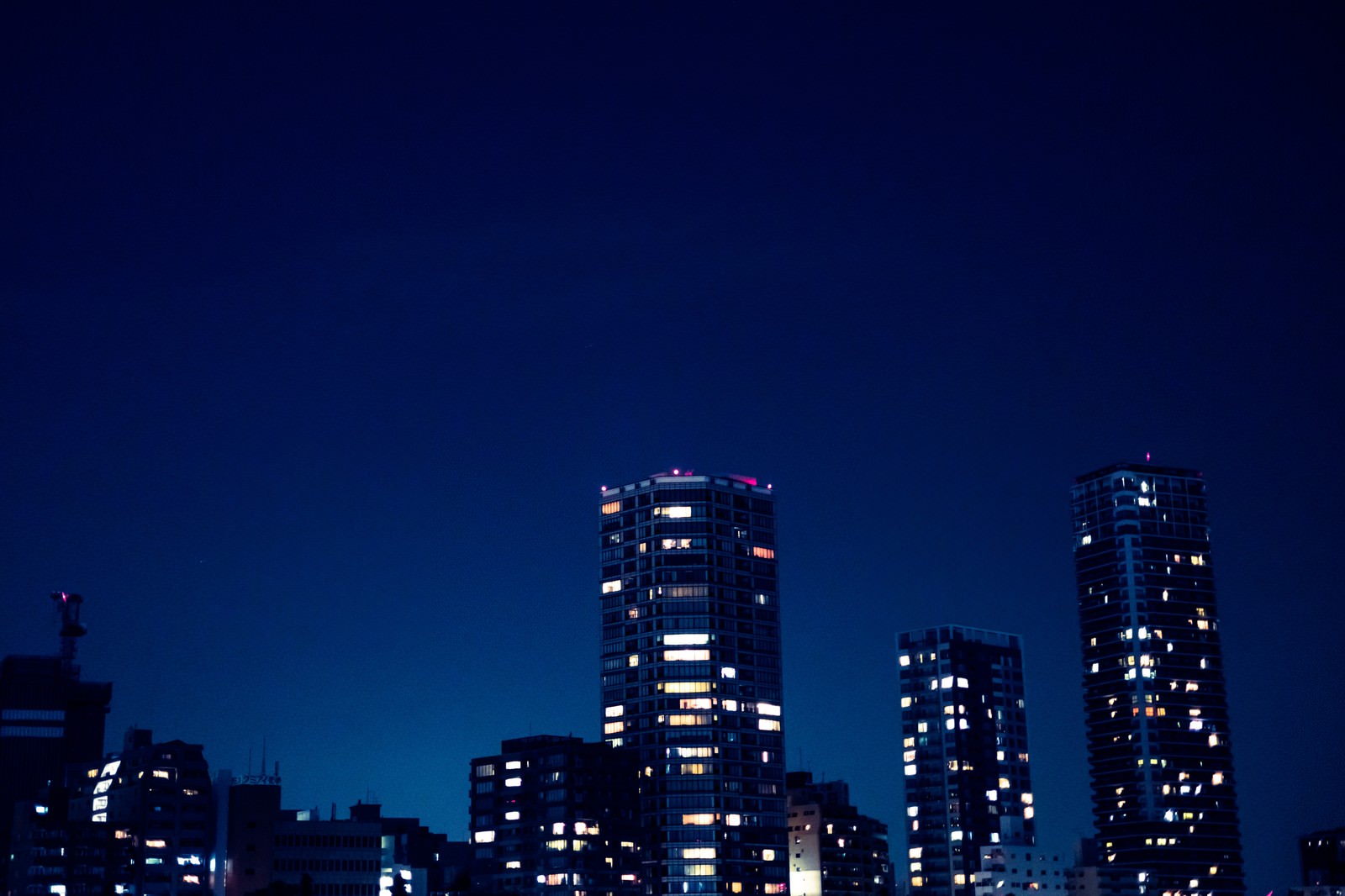 部屋の明かりがまばらな高層マンションの写真 画像 フリー素材 ぱくたそ