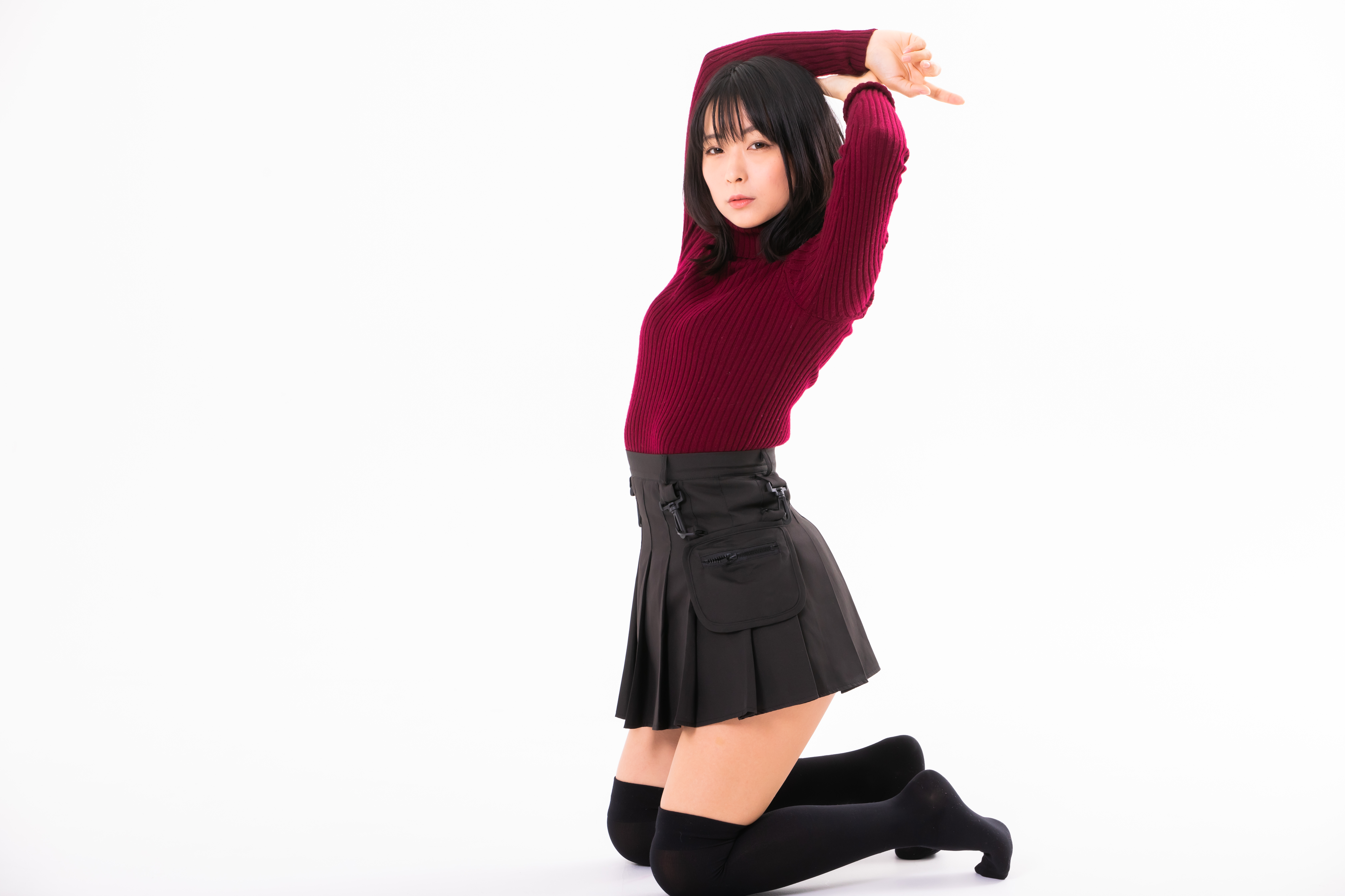 床に膝をついて両手を上げる女性の写真素材 ぱくたそ