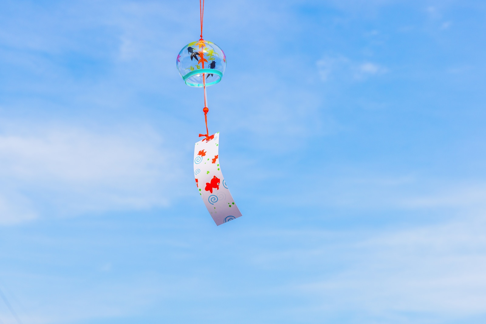 夏の象徴 風鈴と青空の写真素材 ぱくたそ 夏の象徴 風鈴と青空の写真素材 ぱくたそ