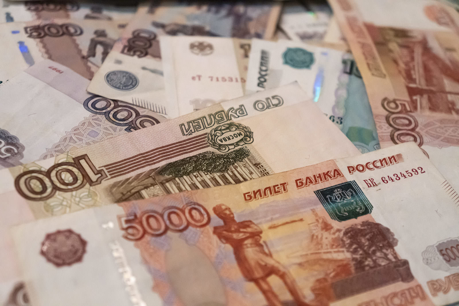 「ばら撒かれたRUB（ロシアルーブル）紙幣」の写真