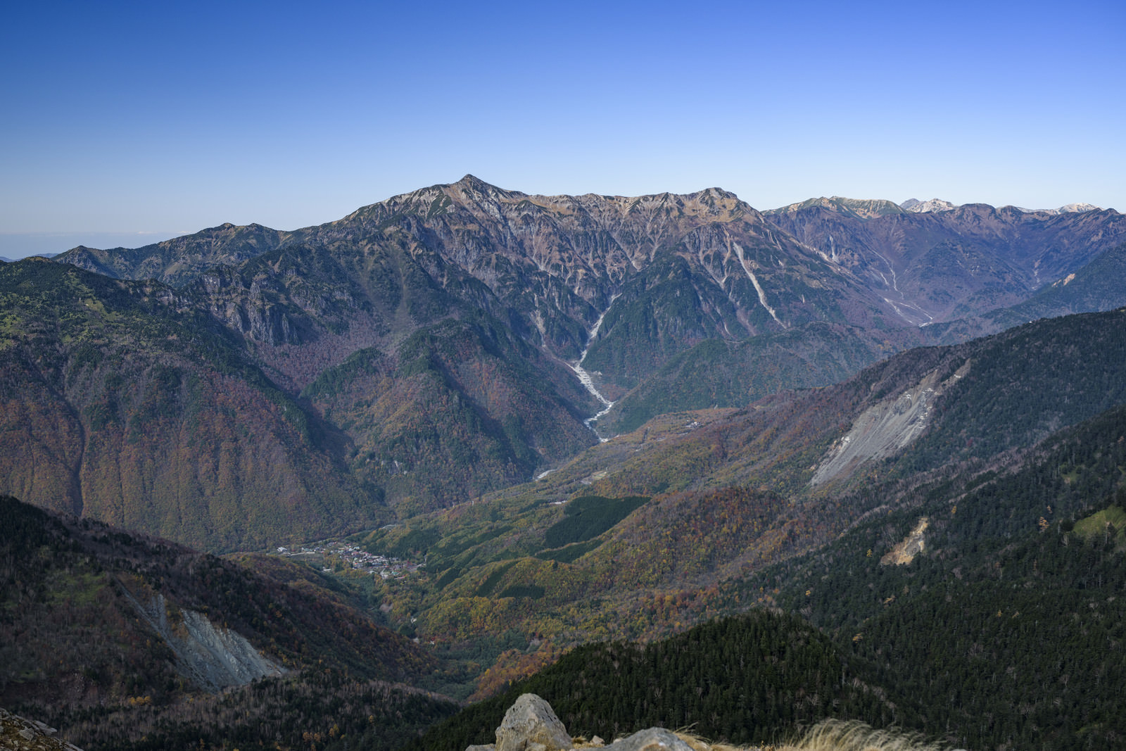焼岳登山道から見る笠ヶ岳の全景の写真を無料ダウンロード フリー素材 ぱくたそ