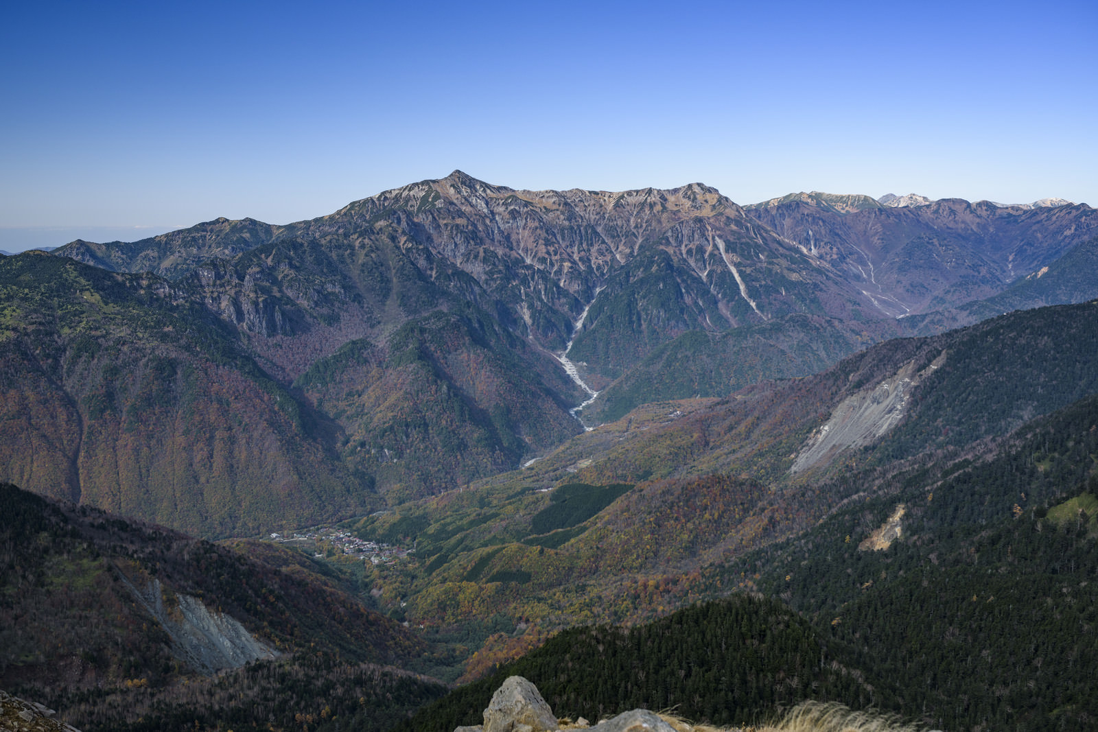 焼岳登山道から見る笠ヶ岳の全景の写真を無料ダウンロード フリー素材 ぱくたそ 焼岳登山道から見る笠ヶ岳の全景の写真を無料ダウンロード フリー素材 ぱくたそ