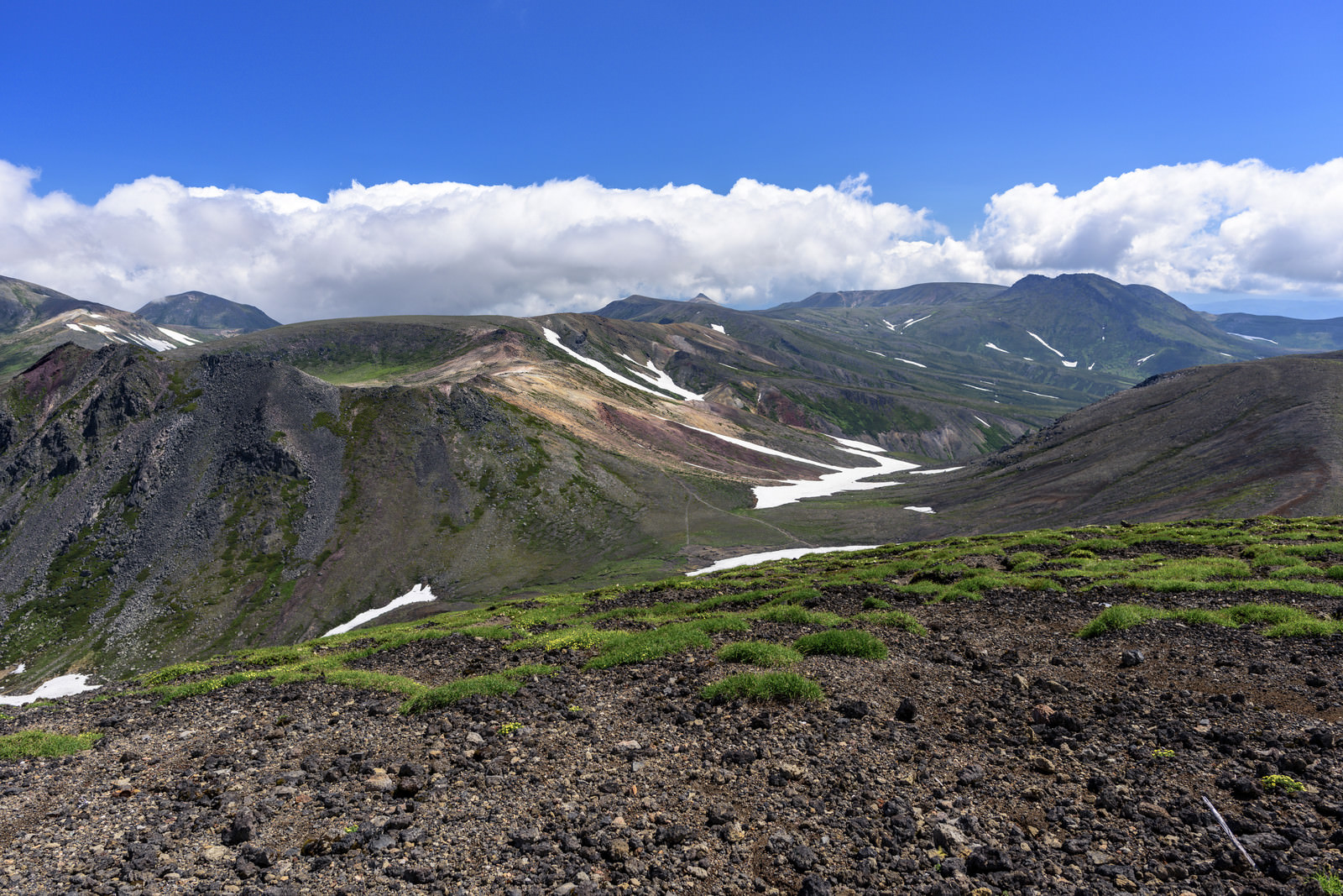 「旭岳山頂から見る大雪山の景色 | フリー素材のぱくたそ」の写真