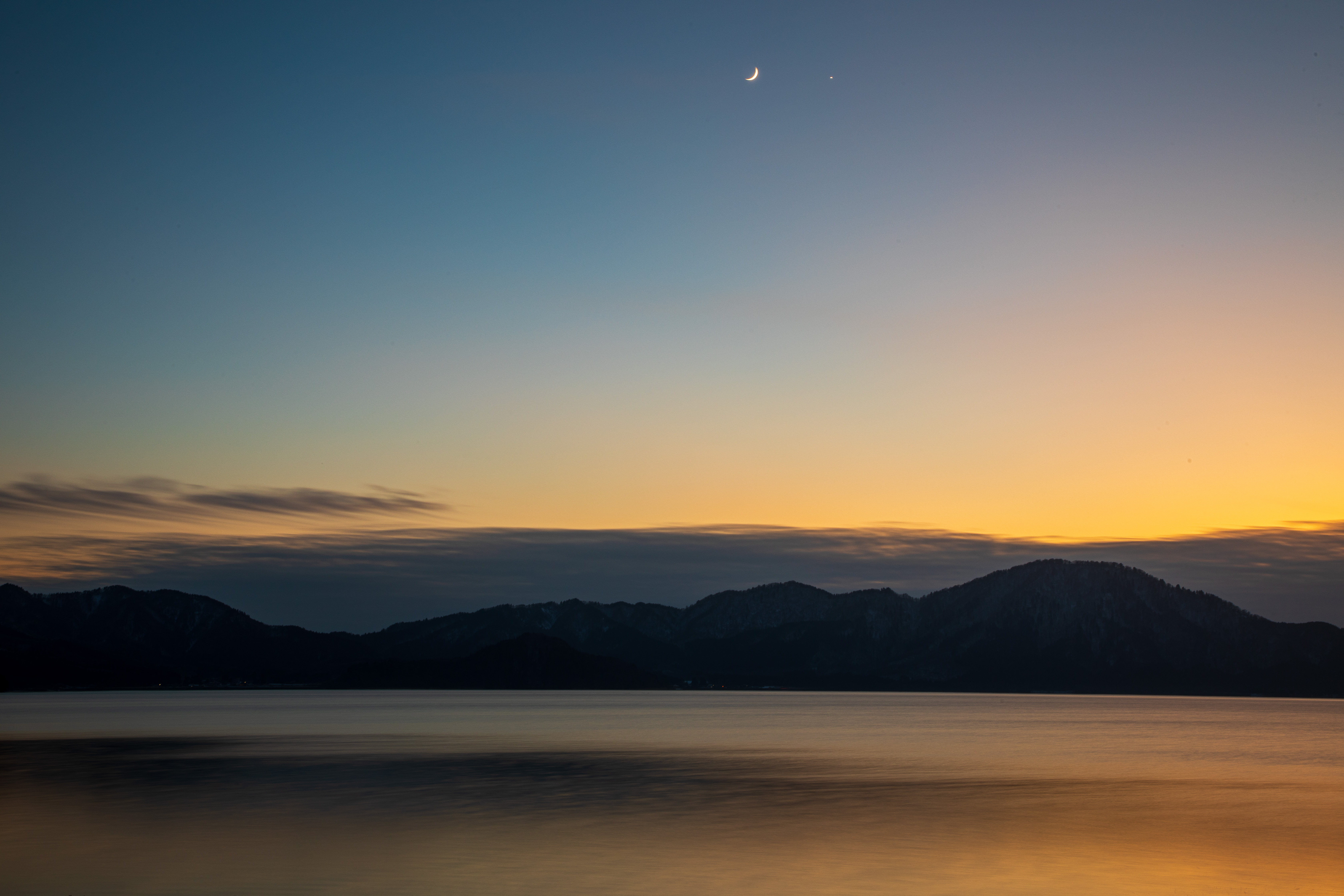 夕焼けに染まる田沢湖 秋田県仙北市 の写真素材 ぱくたそ