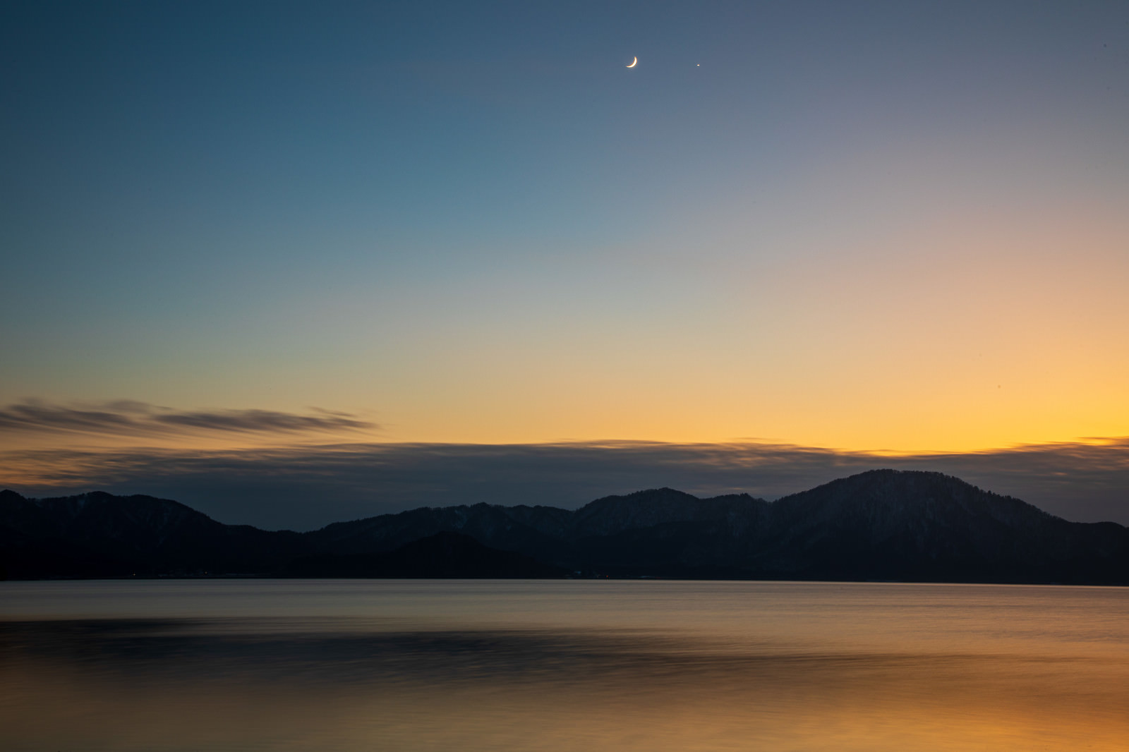 夕焼けに染まる田沢湖 秋田県仙北市 の写真 画像 を無料ダウンロード フリー素材のぱくたそ 夕焼けに染まる田沢湖 秋田県仙北市 の写真 画像 を無料ダウンロード フリー素材のぱくたそ