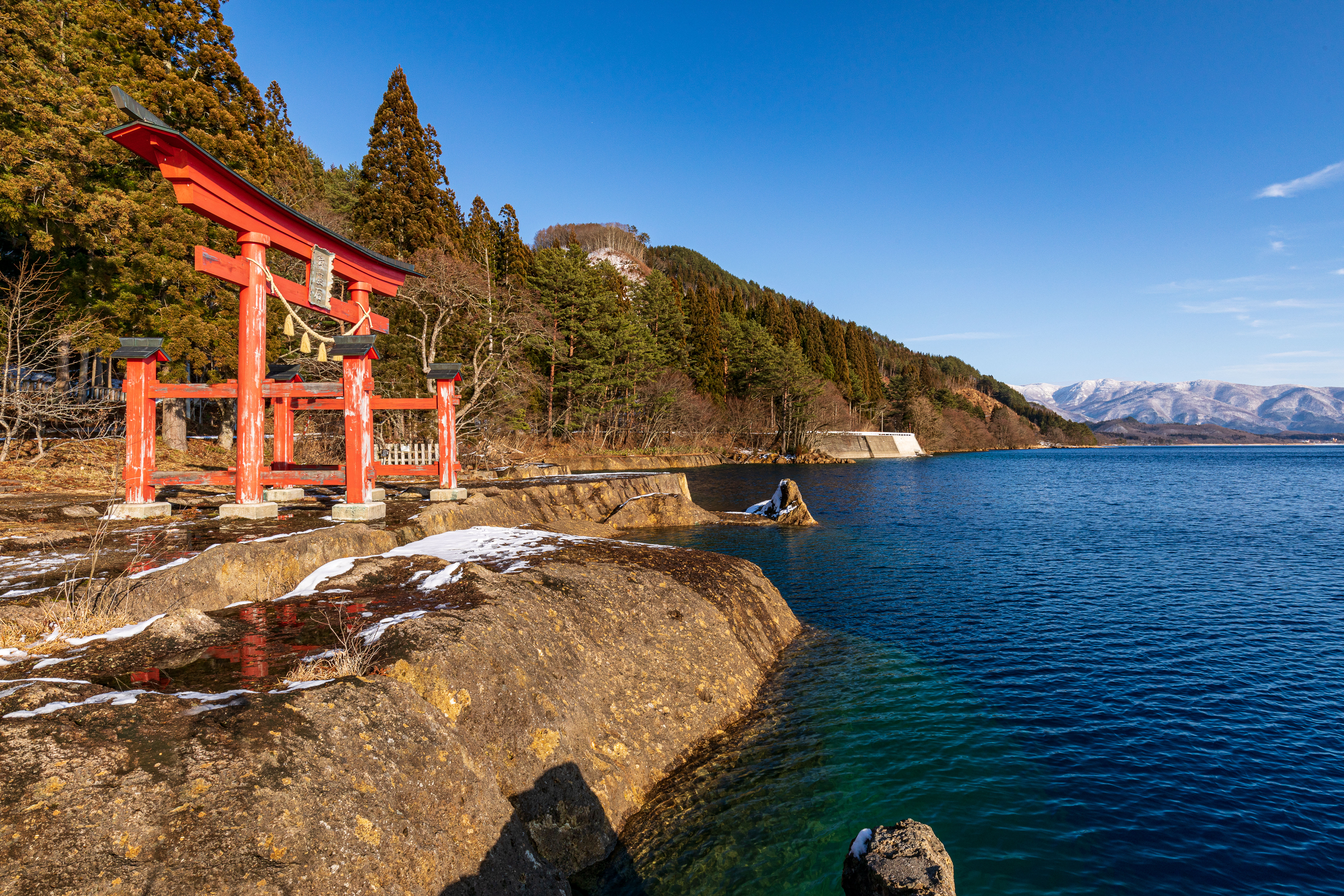 御座石神社の鳥居と田沢湖 秋田県仙北市 の写真素材 ぱくたそ