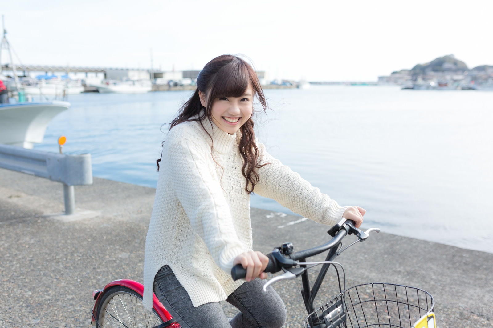 「自転車にのってはしゃぐ彼女」の写真［モデル：河村友歌］
