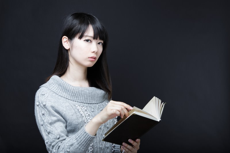 美女と書籍の写真を無料ダウンロード フリー素材 ぱくたそ 美女と書籍の写真を無料ダウンロード フリー素材 ぱくたそ