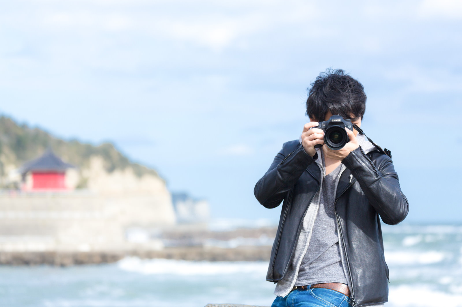 海岸でカメラを構える男性の写真素材 - ぱくたそ