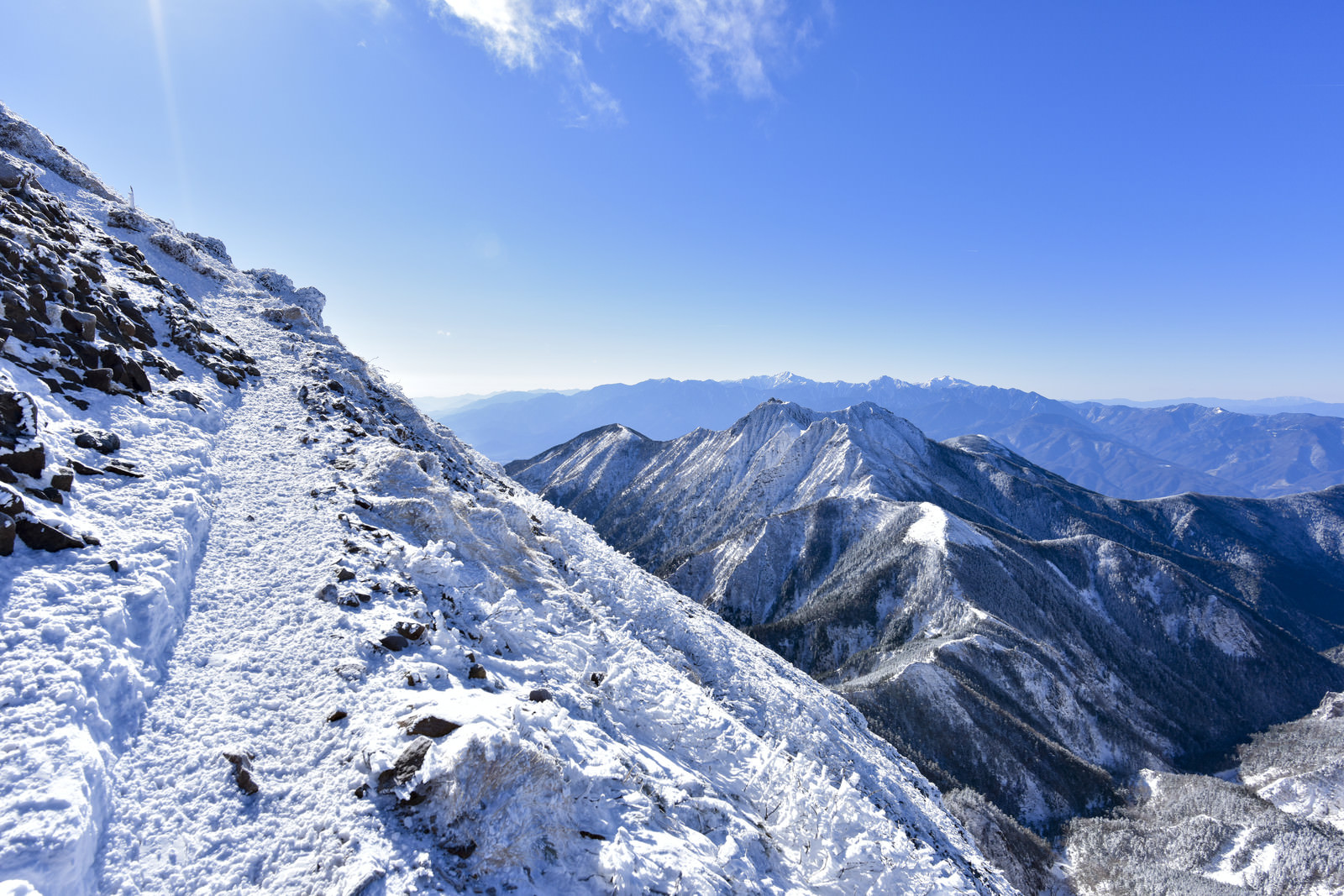 文三郎尾根のか細い雪道と眼下の権現岳 ごんげんだけ の写真素材 ぱくたそ