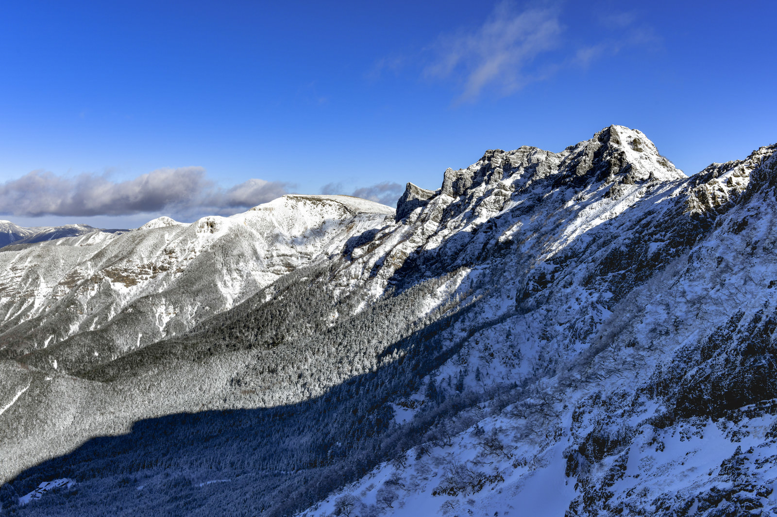 朝日に照らされる雪の横岳 よこだけ と硫黄岳 いおうだけ の写真素材 ぱくたそ