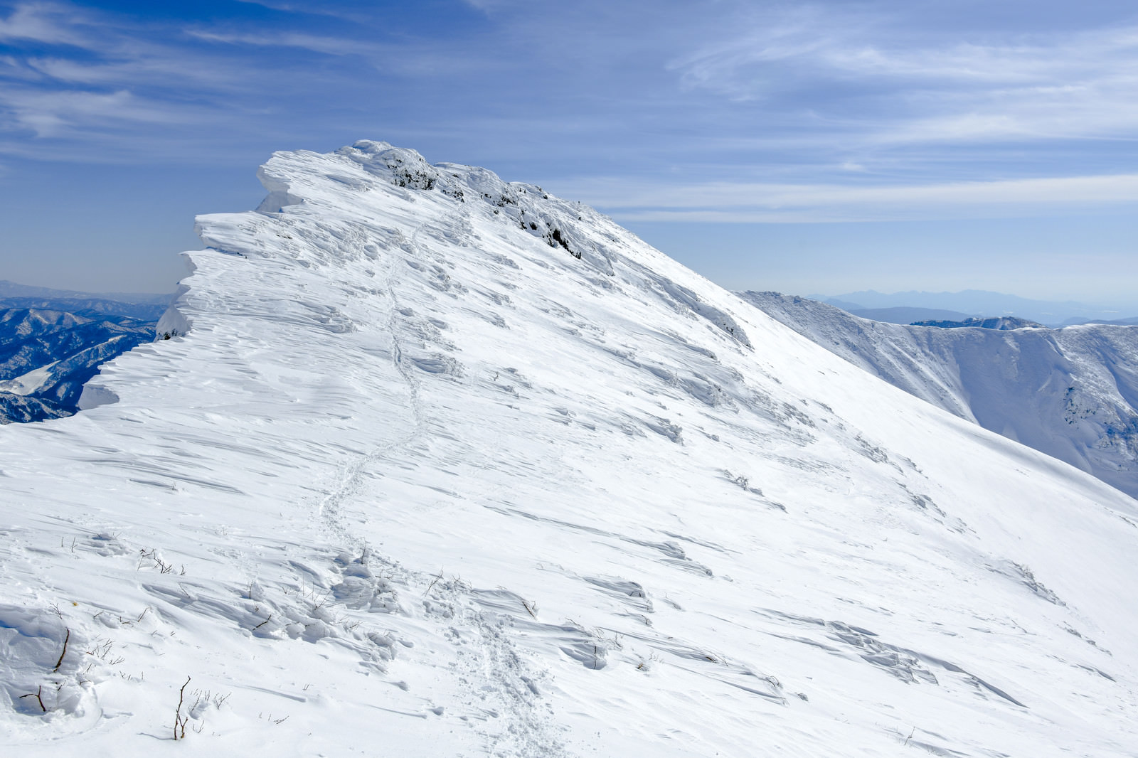 「雪庇が発達した谷川岳の登山道」の写真