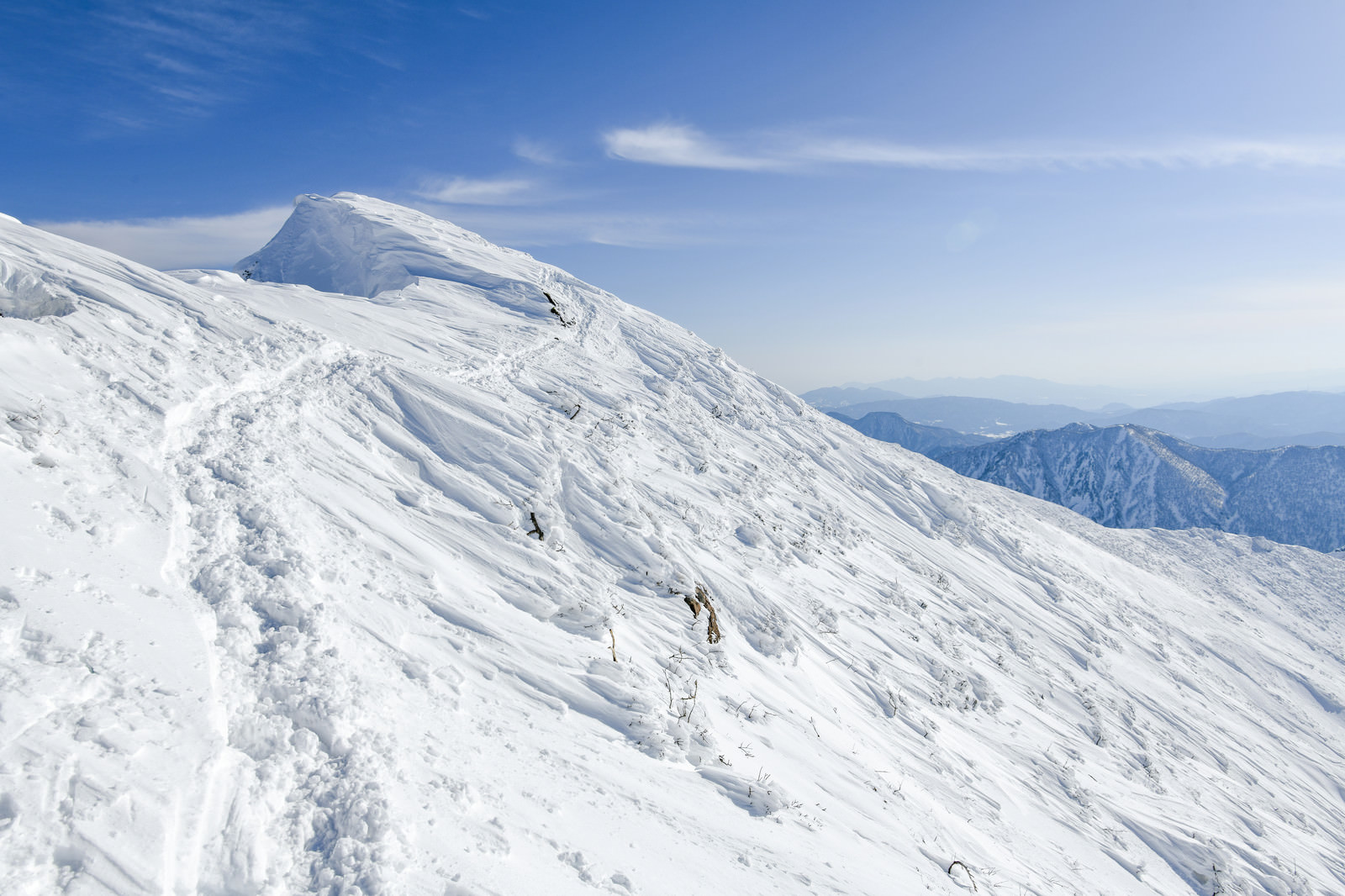 雪庇の発達した斜面に作られた登山道 谷川岳 の写真素材 ぱくたそ