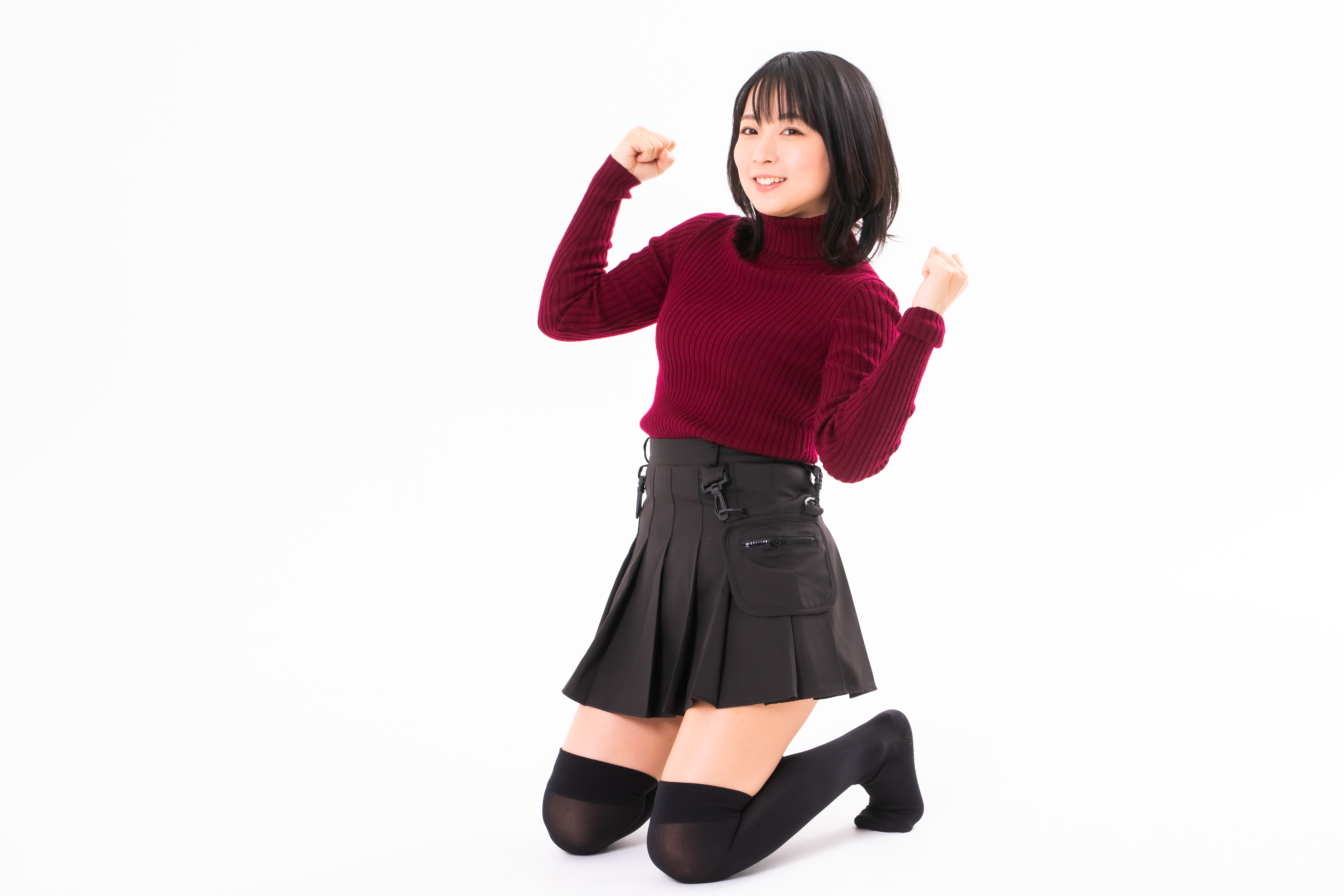 笑顔で膝立ちガッツポーズの女性の写真素材 ぱくたそ
