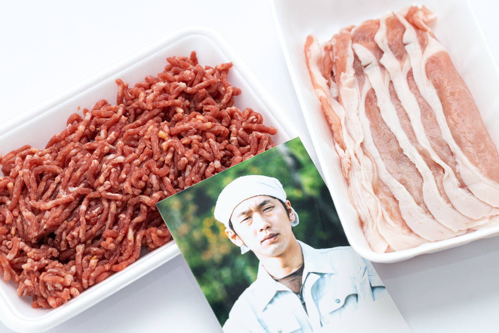 「牛肉と豚肉を生産する大川さん（仮）のお肉 | フリー素材のぱくたそ」の写真［モデル：大川竜弥］