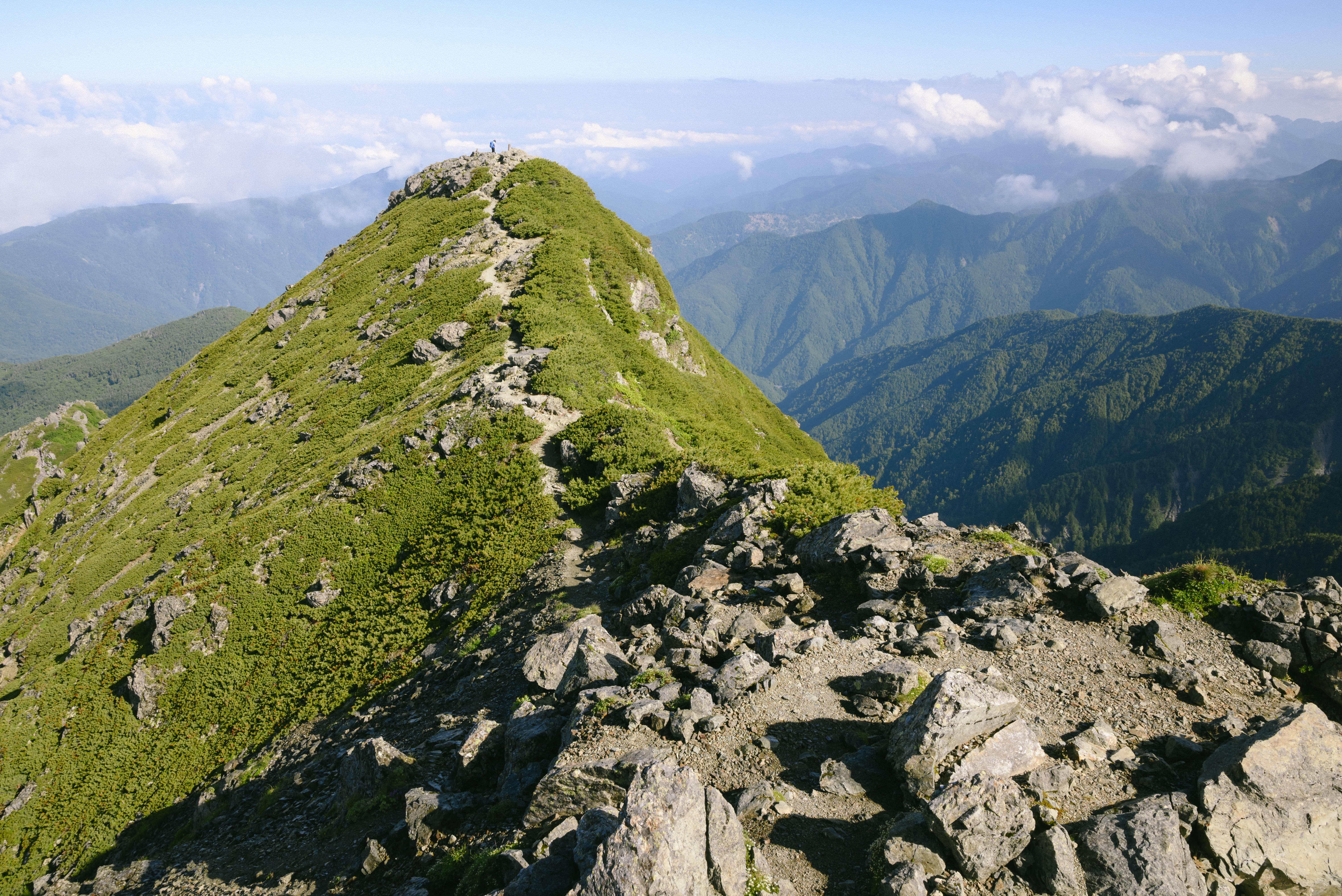 塩見岳稜線で西峰を見るの写真素材 ぱくたそ