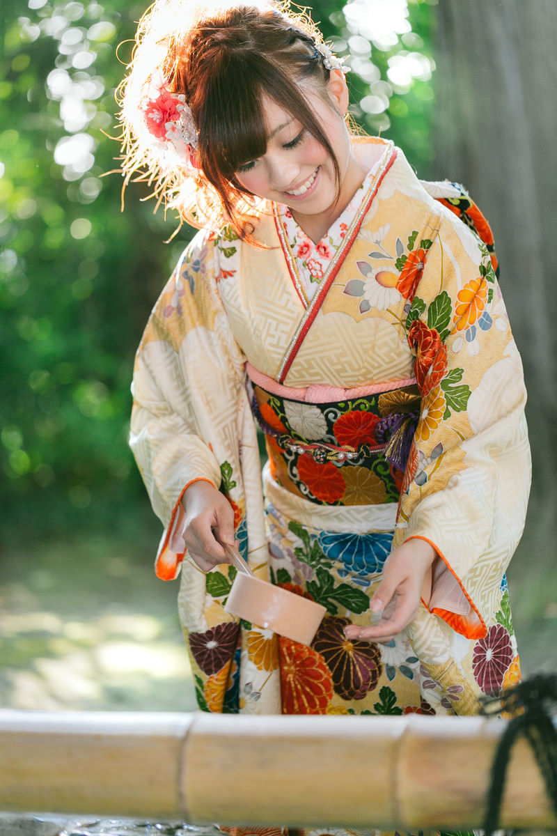 「神社で手水をする着物女性」の写真［モデル：河村友歌］